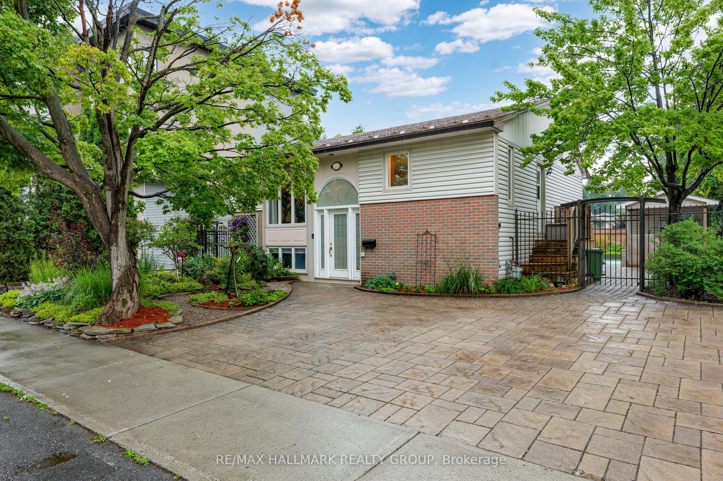 Photo 1 of 44 — 1100 Bathgate Drive, Cyrville - Carson Grove - Pineview, ON K1J 8G1
