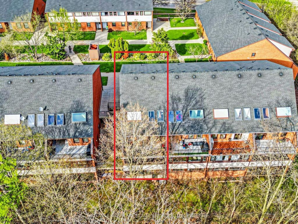 Photo of 530 Falgarwood Drive #21, Oakville, ON L6H 1N3 (MLS # W13018532)