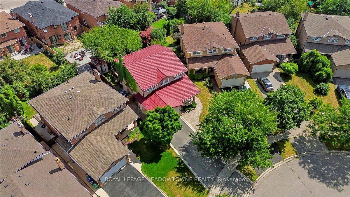 836 Greycedar Crescent