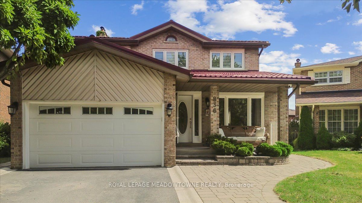 836 Greycedar Crescent