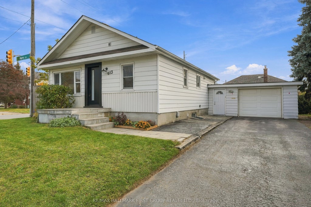 Photo of 613 Mary Street E, Whitby, ON L1N 2R2 (MLS # E14127020)