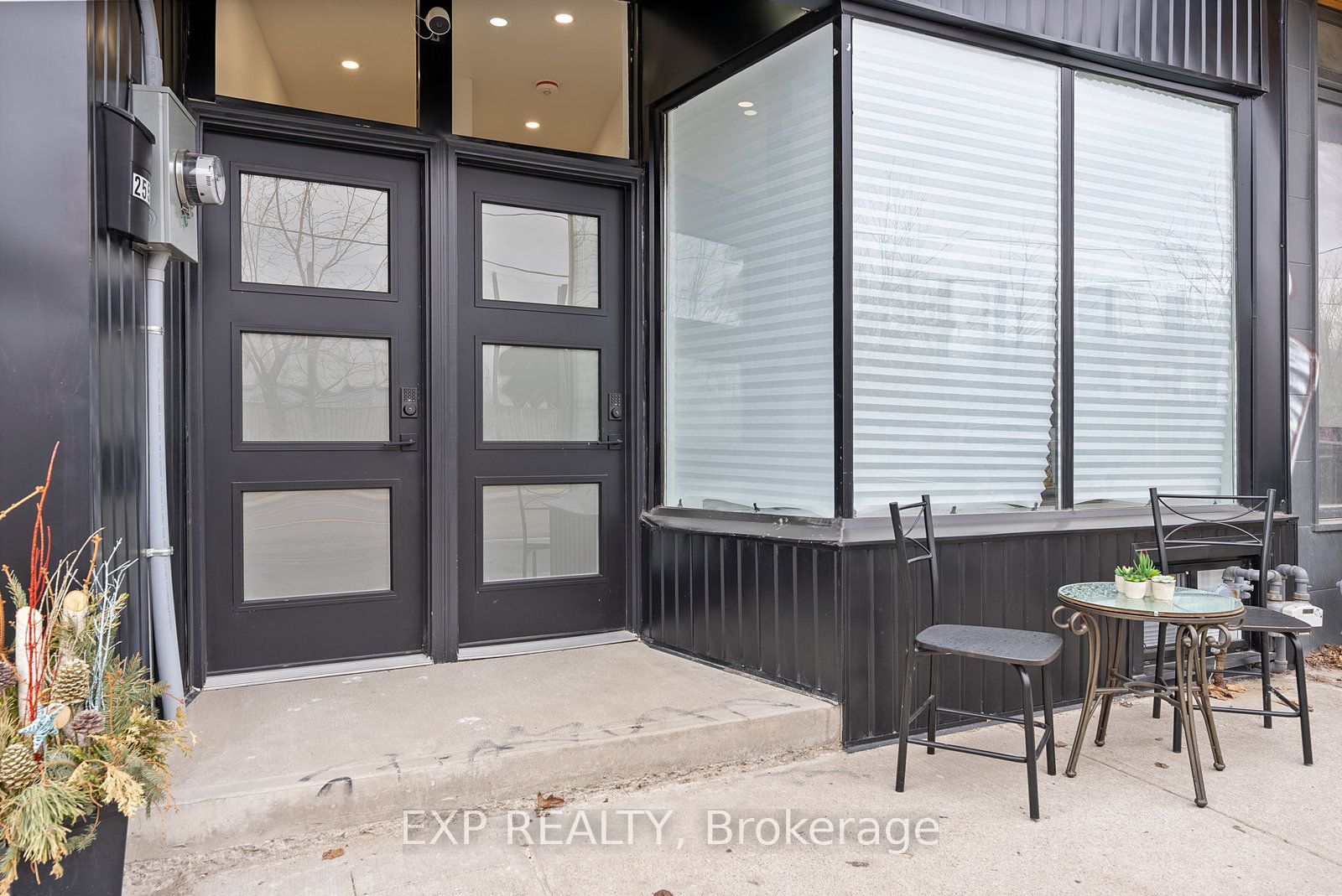 2555 Dundas Street W