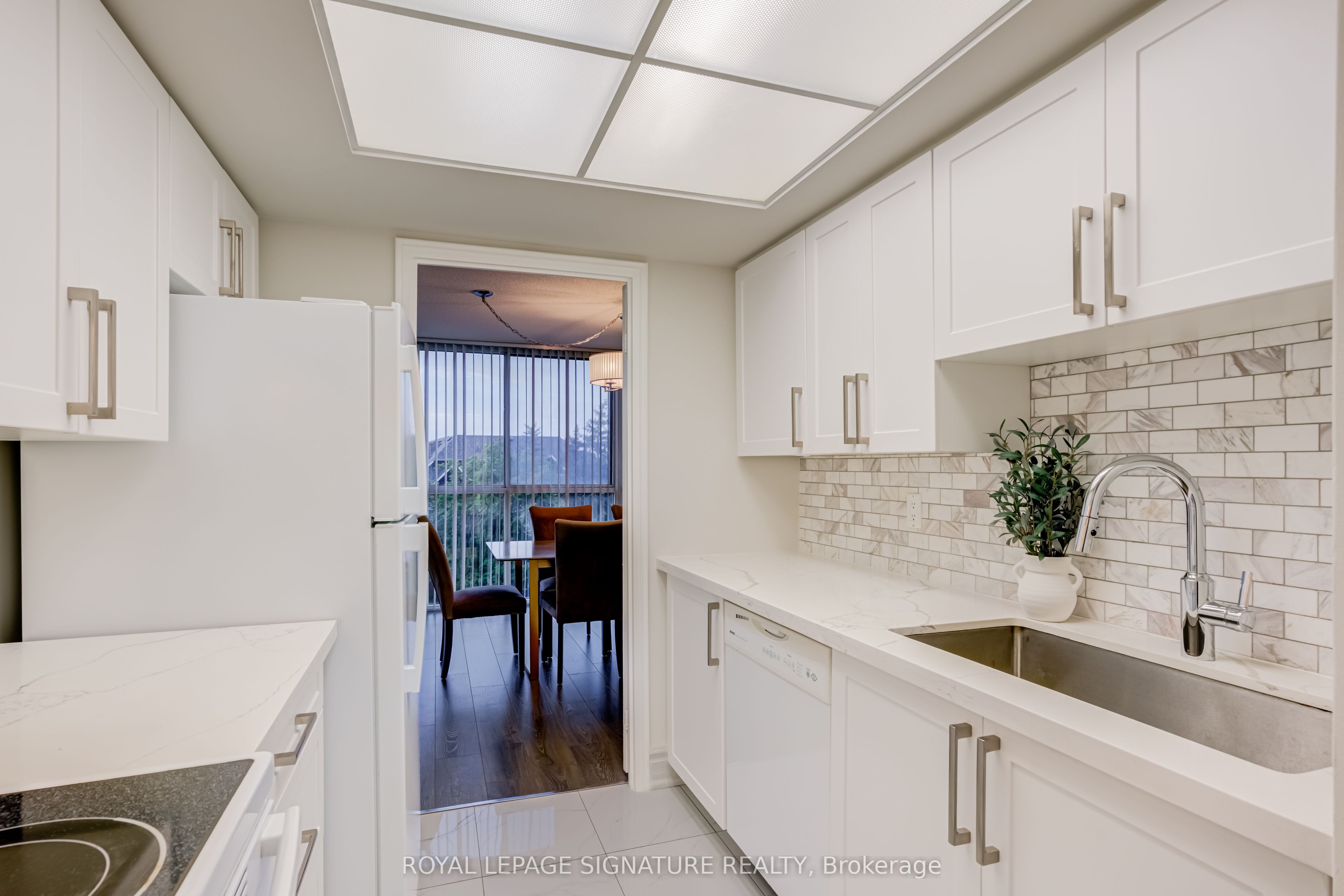 880 Dundas Street W 405