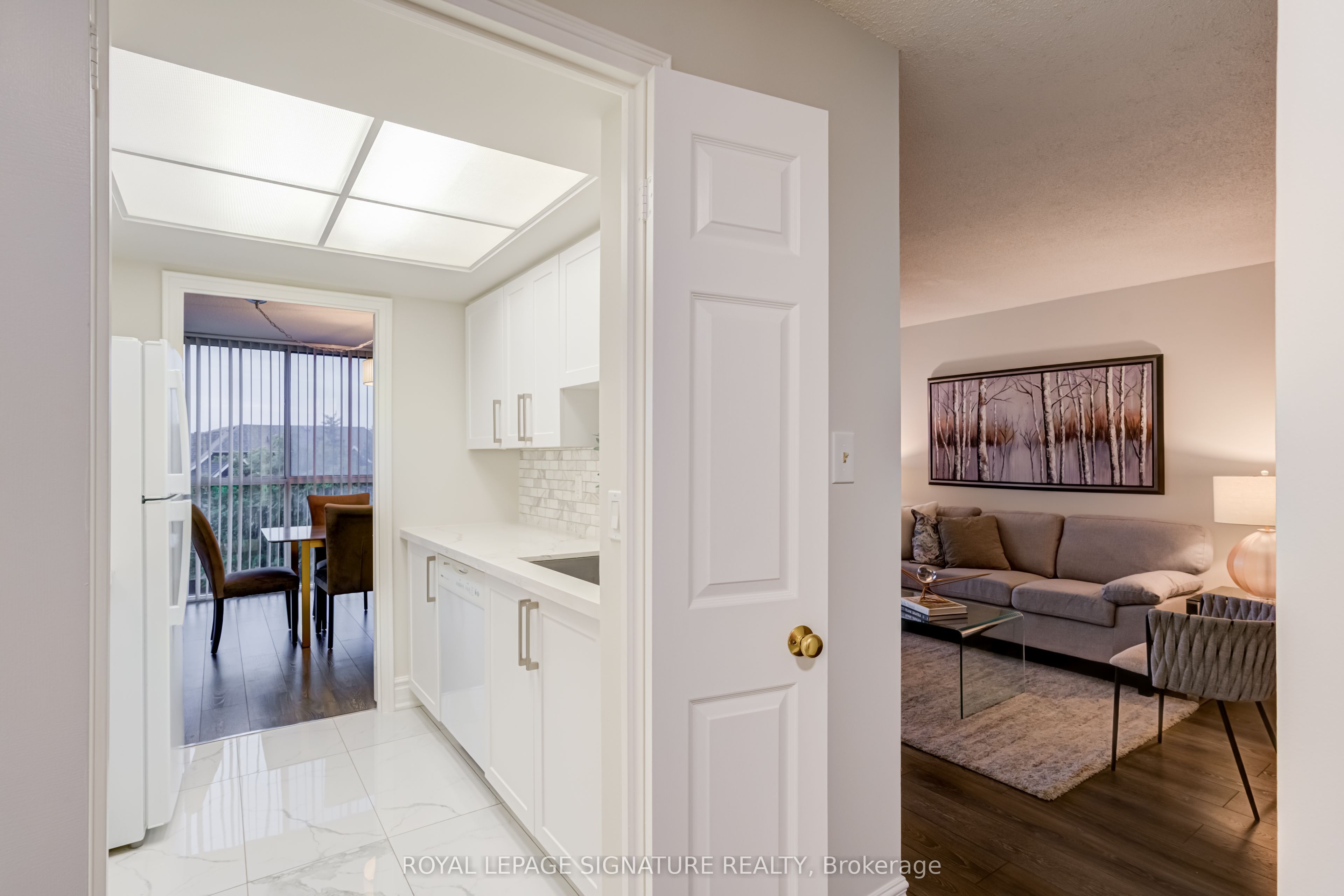 880 Dundas Street W 405
