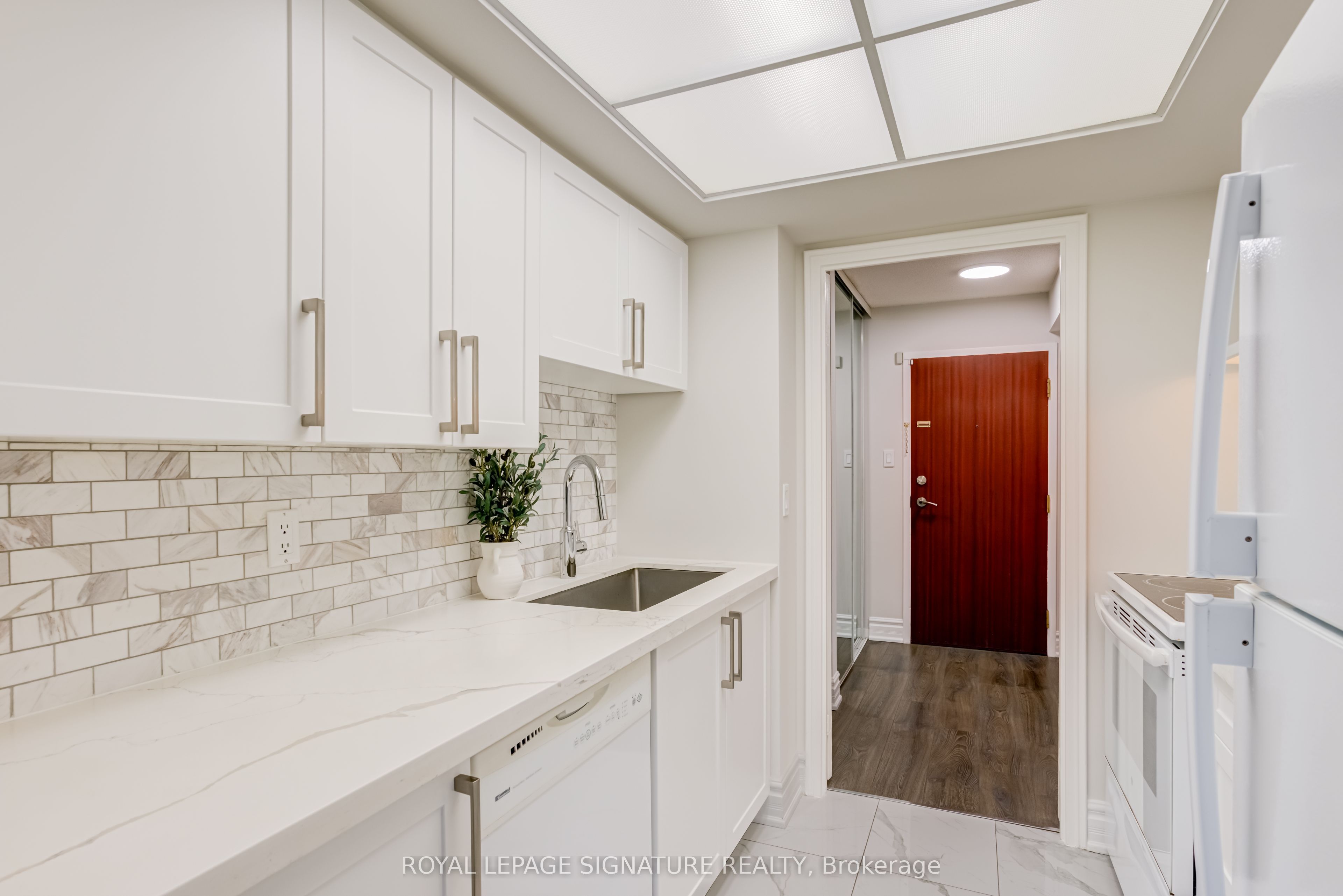 880 Dundas Street W 405
