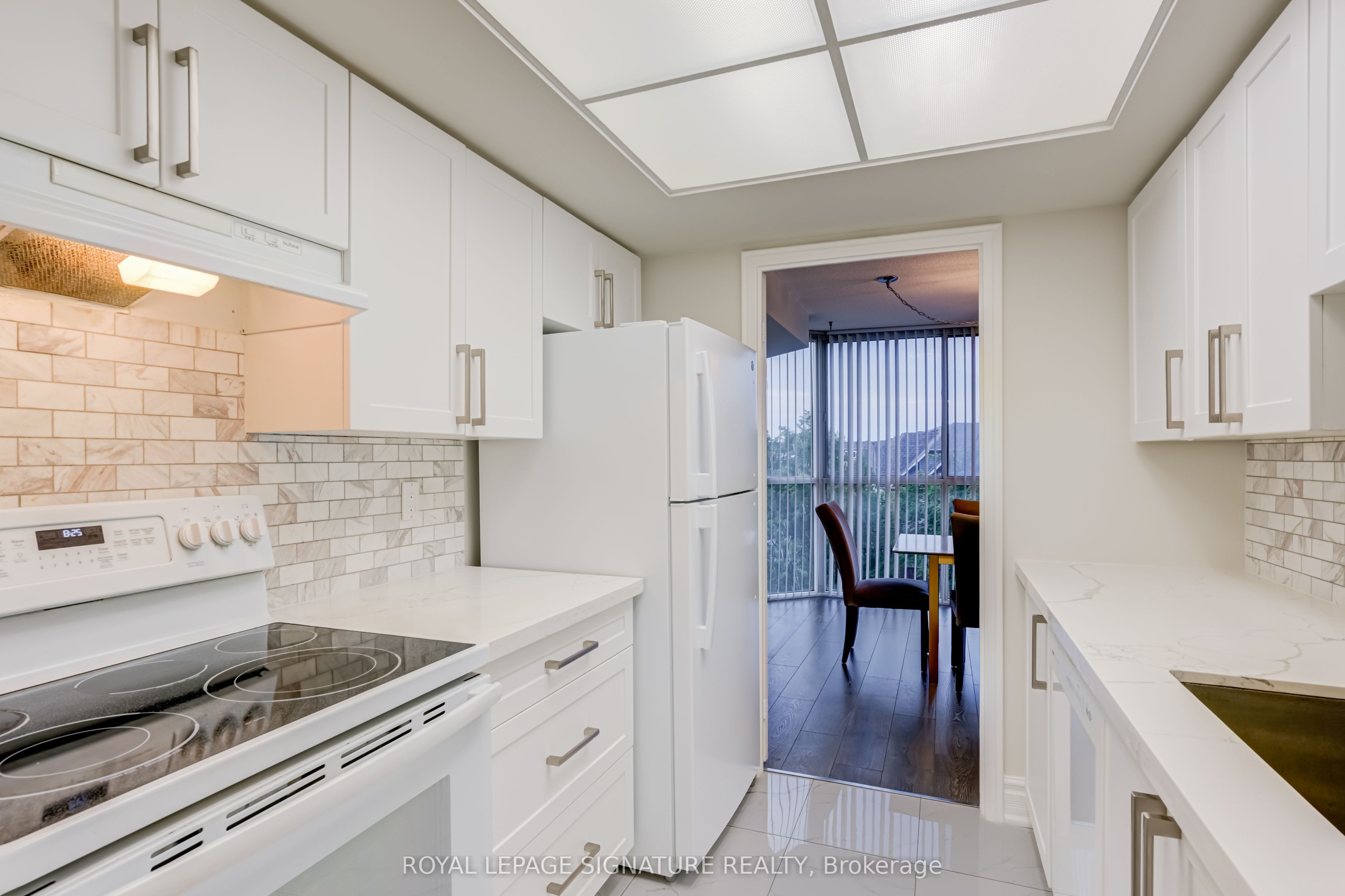 880 Dundas Street W 405