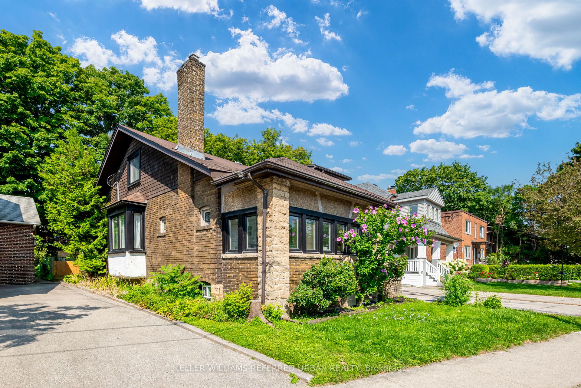 2556 Lake Shore Boulevard W Lower