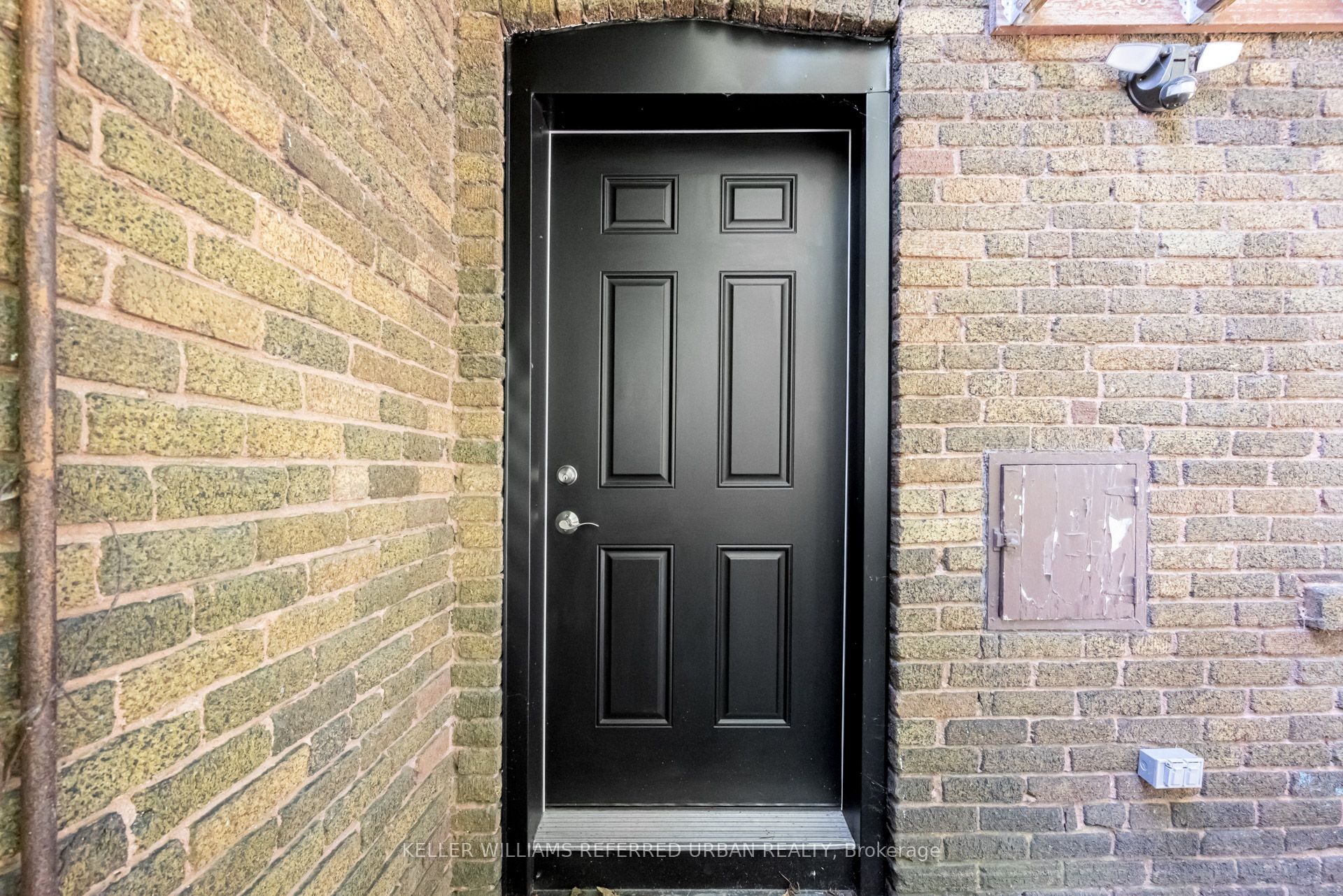 2556 Lake Shore Boulevard W Lower