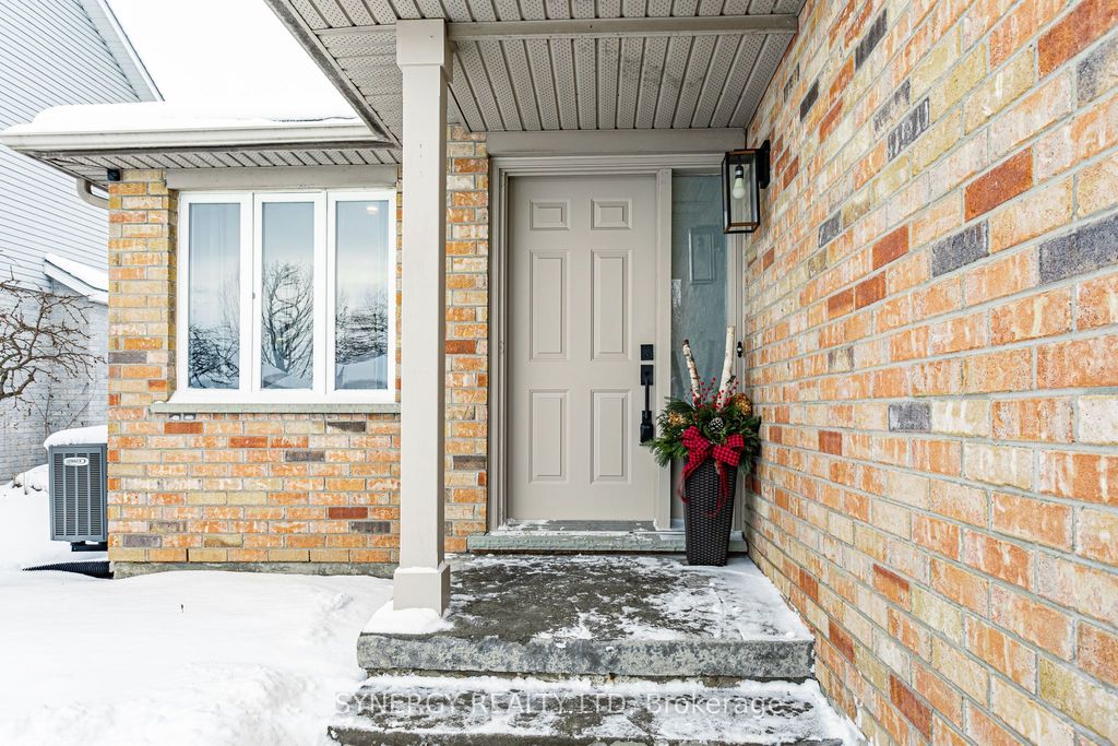 Photo of 29 Juniper Crescent, Strathroy-Caradoc, ON N7G 4G4 (MLS # X12629124)