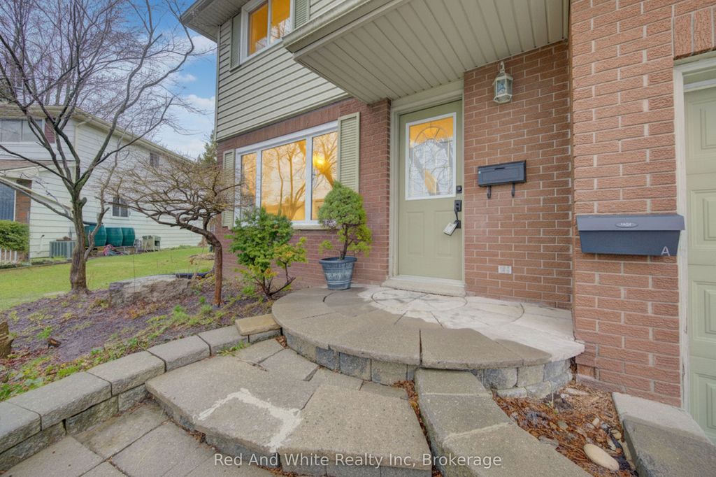 Photo of 34 Forest Glen Court, Kitchener, ON N2N 1E2 (MLS # X12994152)