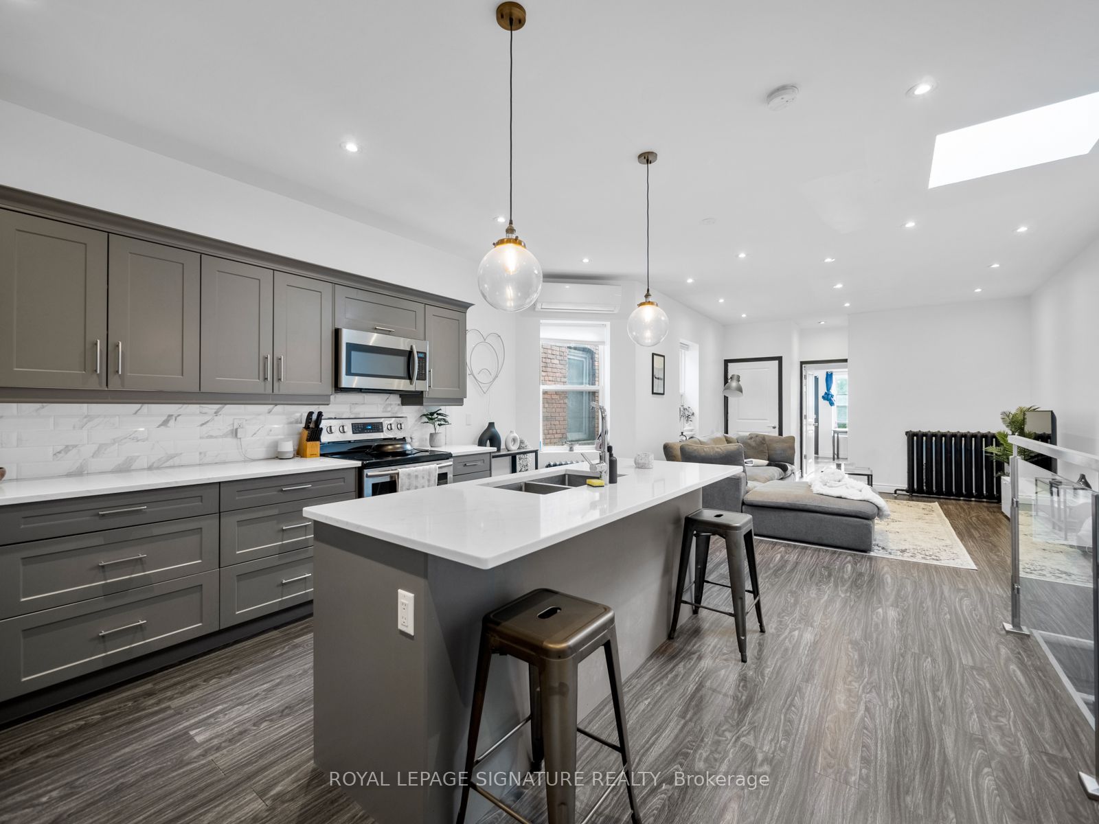 2243 Dundas Street W