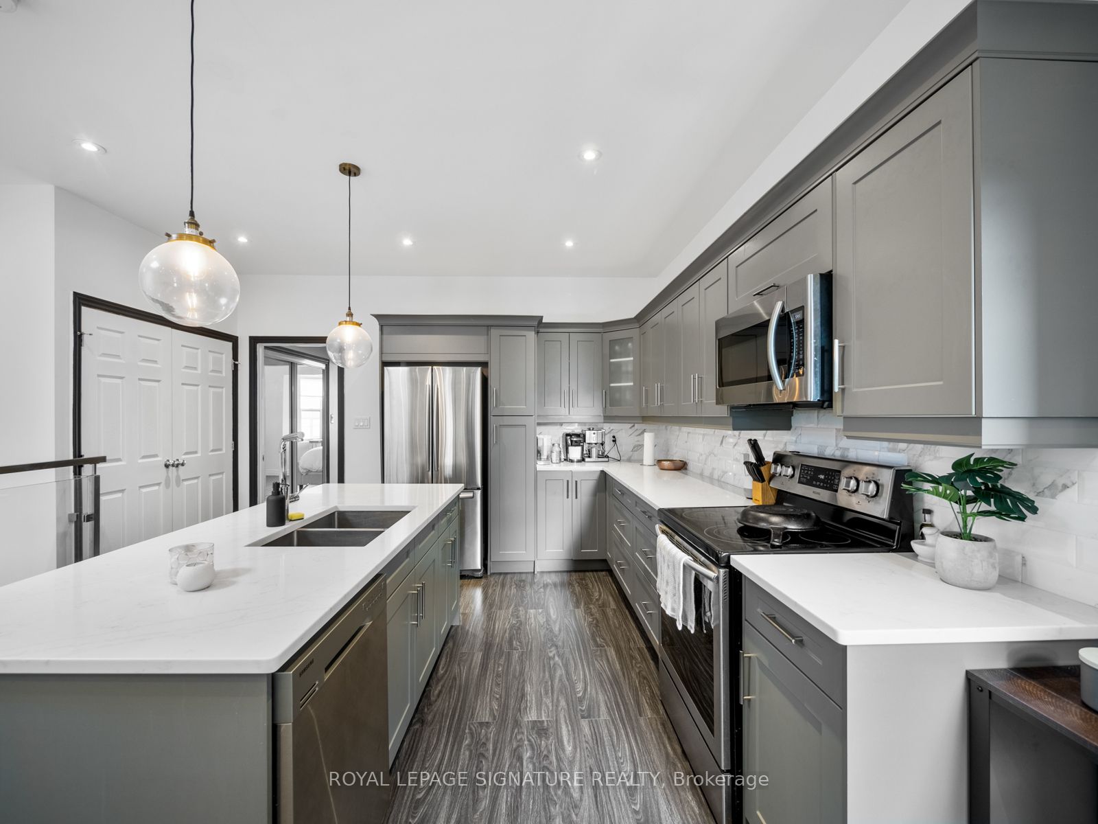 2243 Dundas Street W