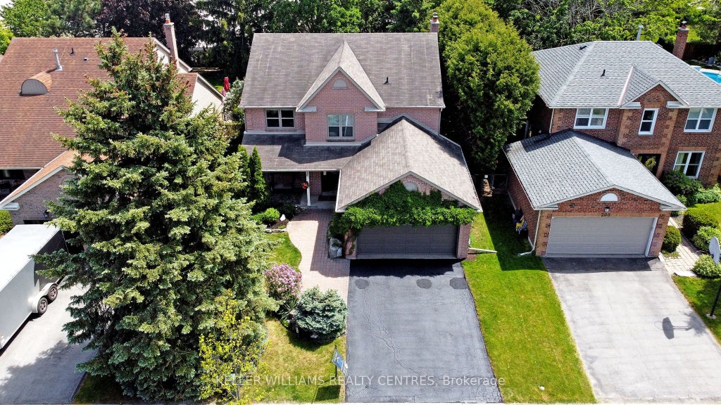 Photo of 204 Crossland Gate, Newmarket, ON L3X 1A8 (MLS # N13811934)
