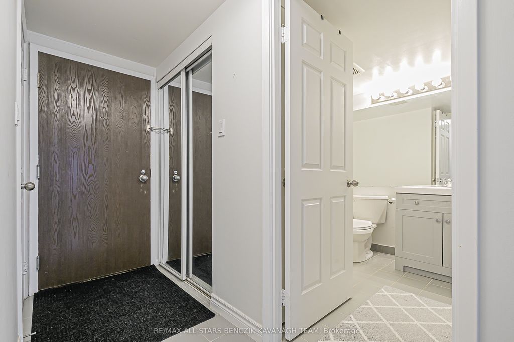 Photo of 711 Bay Street #1712, Toronto, ON M5G 2J8 (MLS # C12446900)