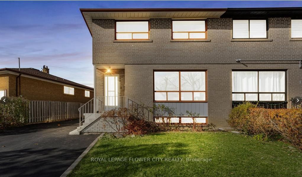 Photo 1 of 27 — 3 Clayhall Crescent, Toronto, ON M3J 1W5