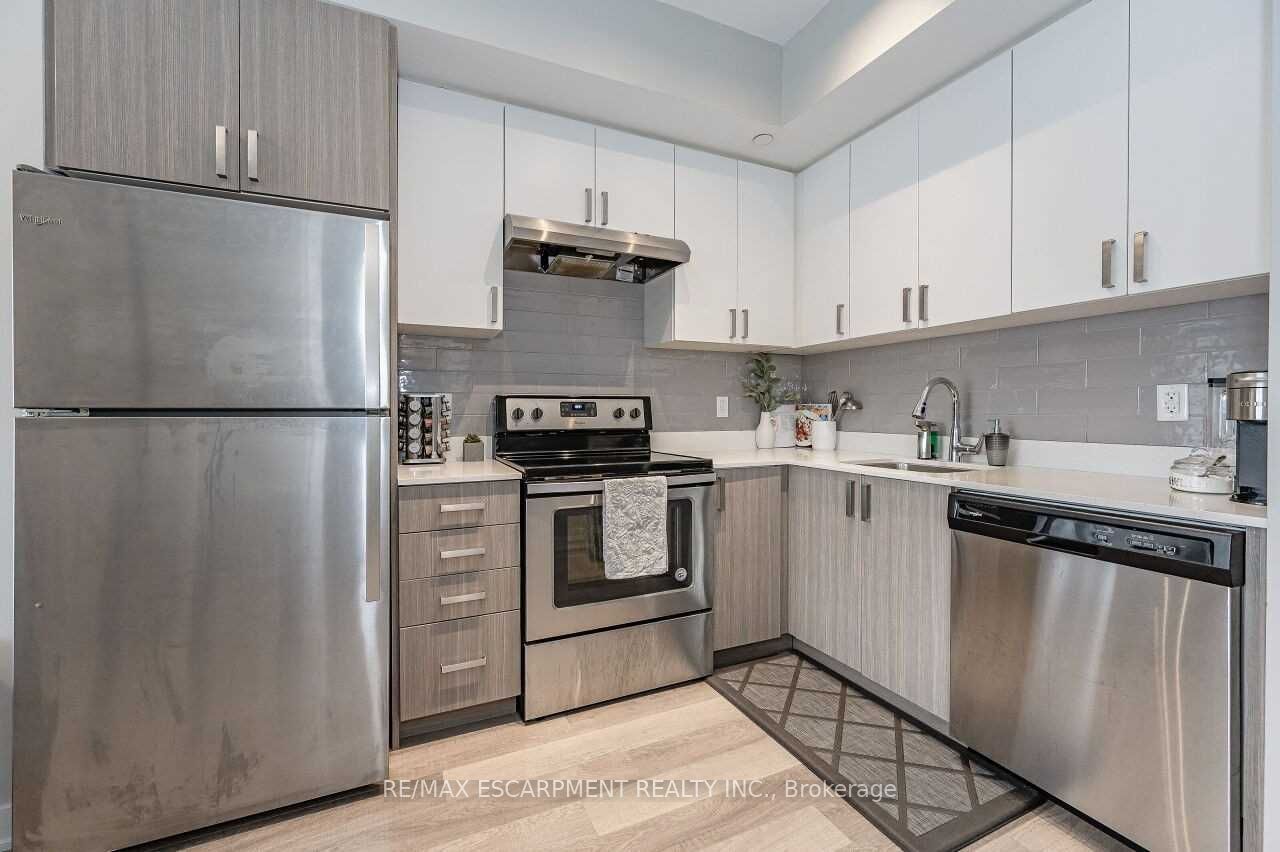 5240 DUNDAS Street B202