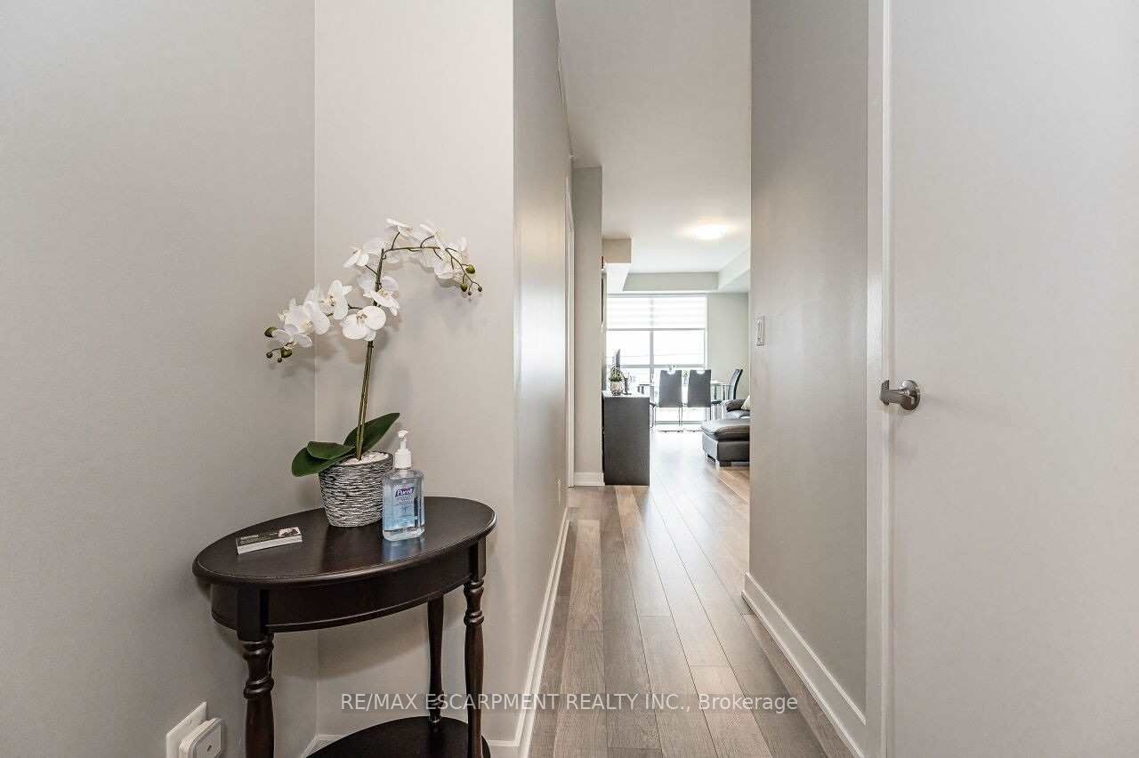 5240 DUNDAS Street B202