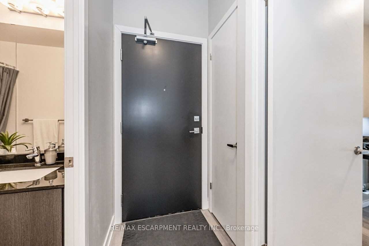 5240 DUNDAS Street B202
