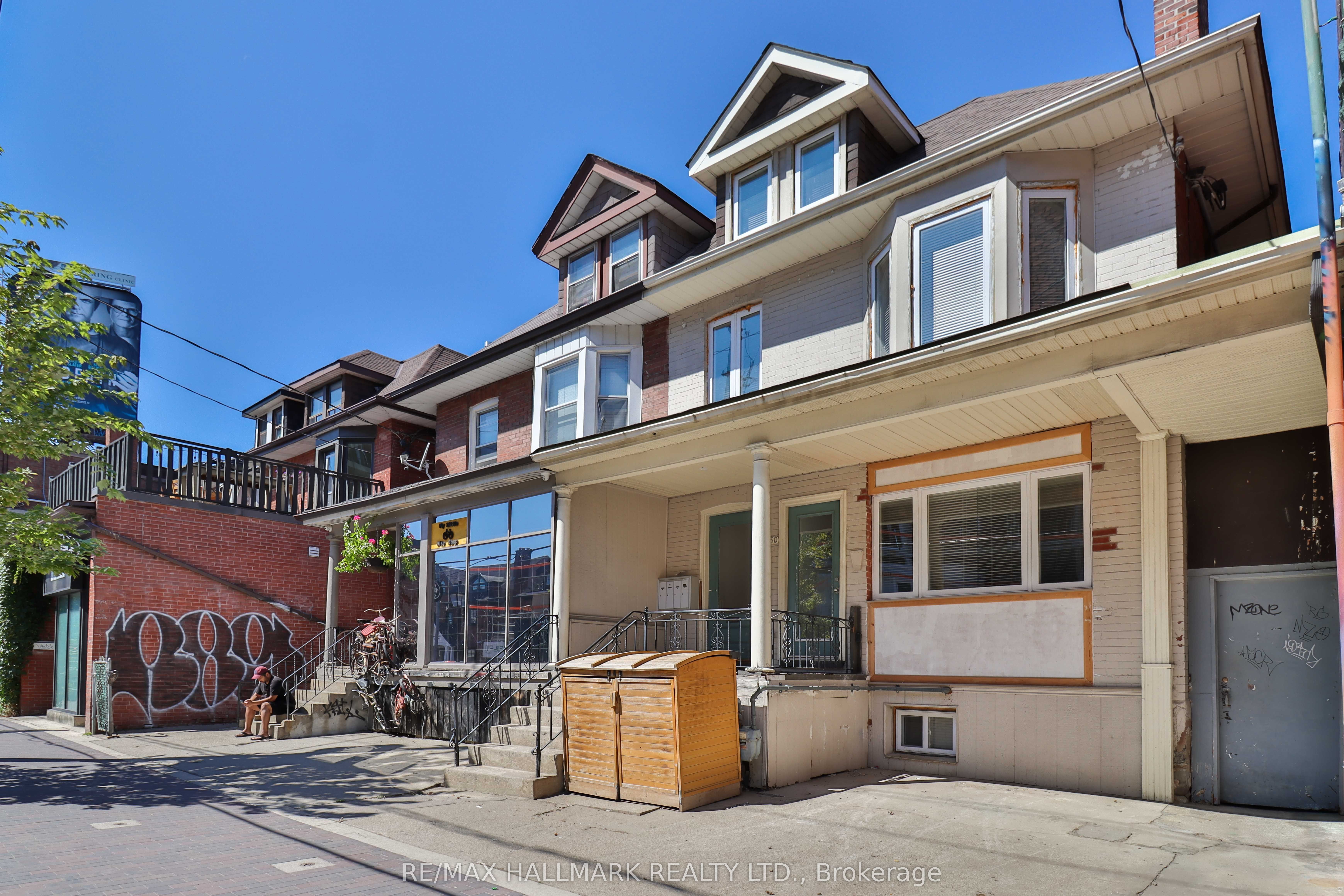 880 College Street Main