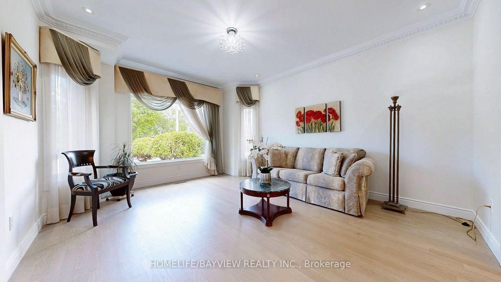 Photo of 18 Marinucci Court, Richmond Hill, ON L4C 0M3 (MLS # N13034750)