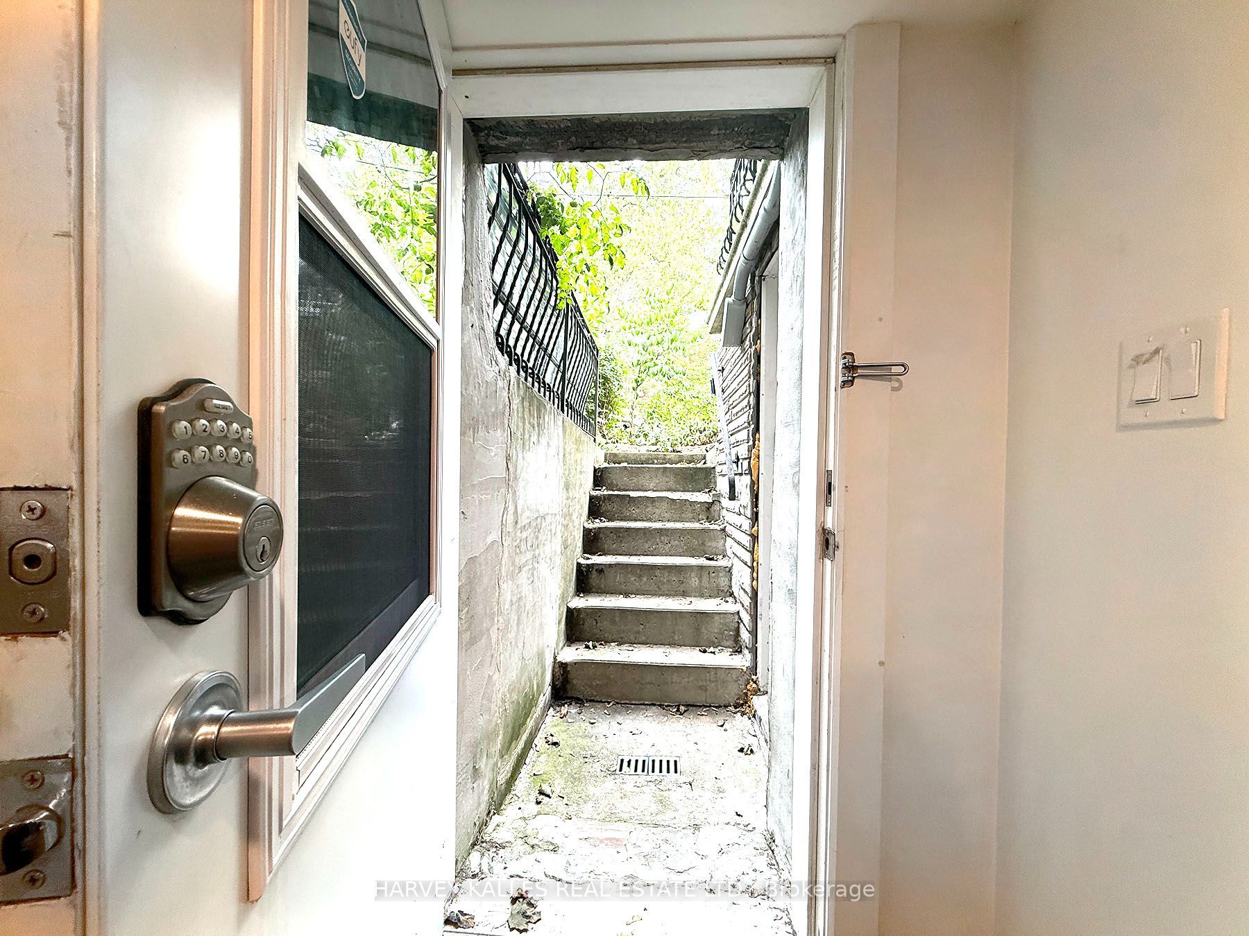 488 Lansdowne Avenue Lower