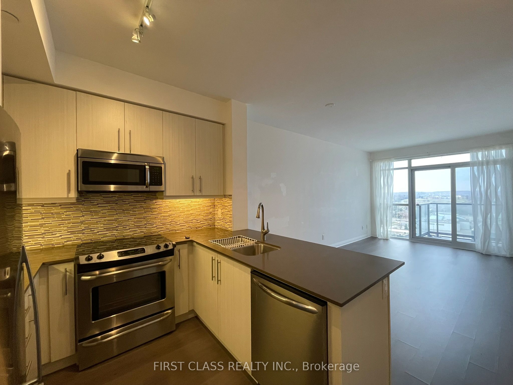55 Oneida Crescent 1106