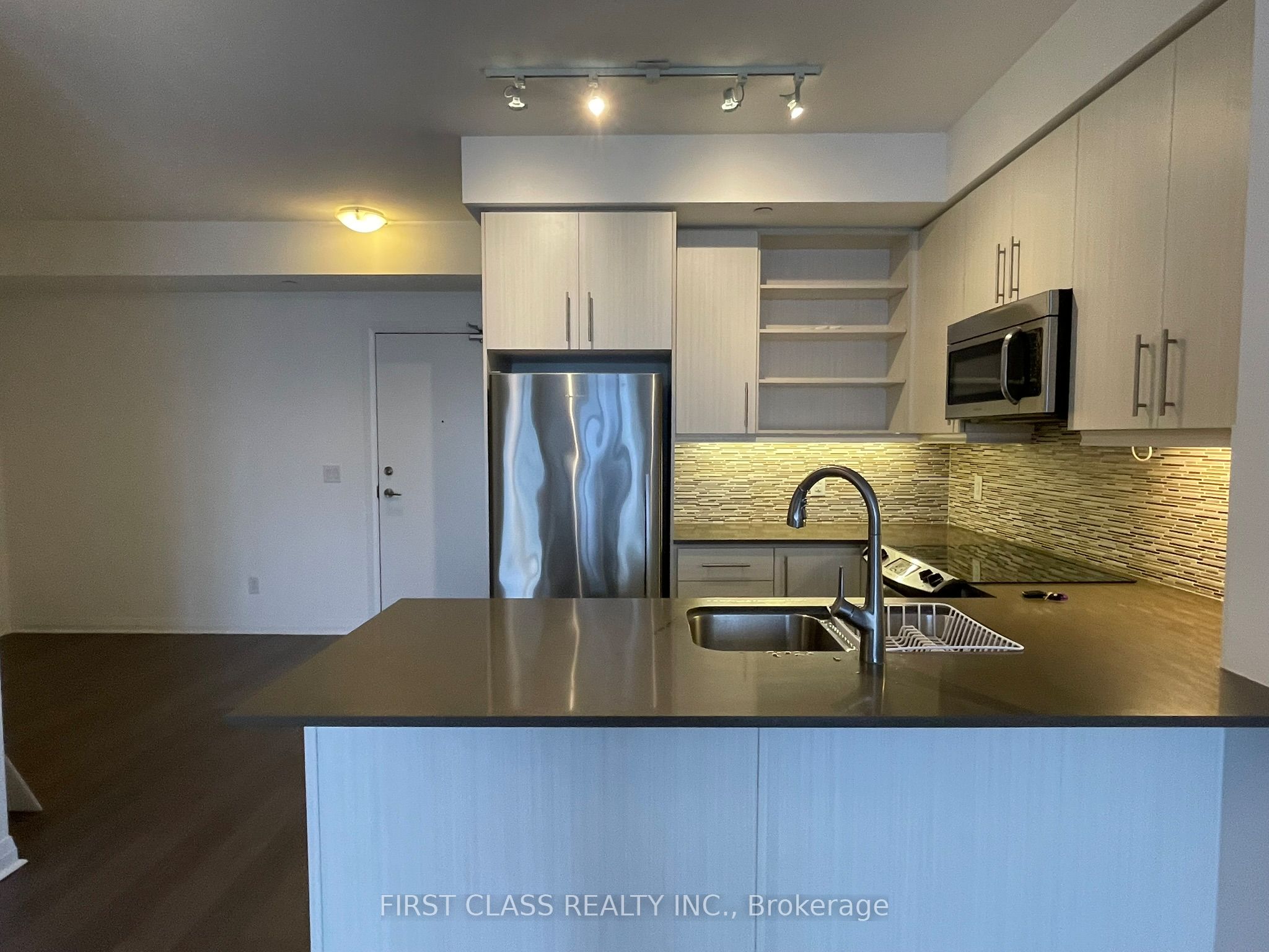55 Oneida Crescent 1106