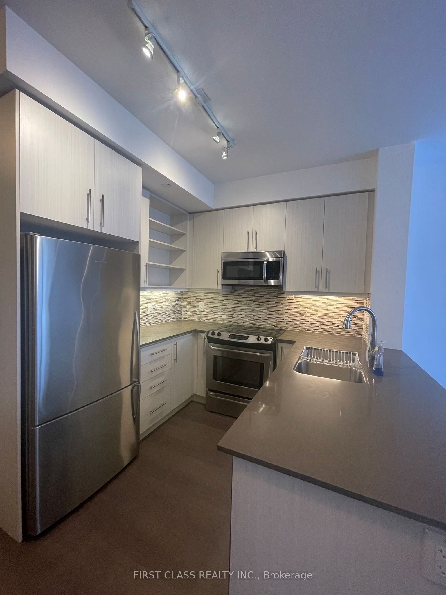55 Oneida Crescent 1106