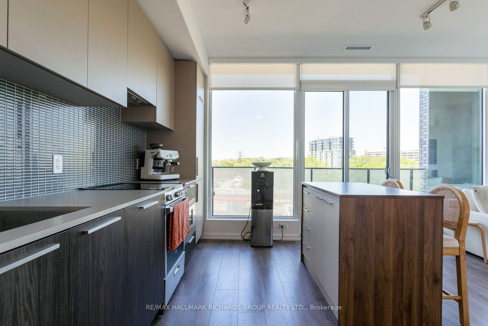 4208 Dundas Street W 517