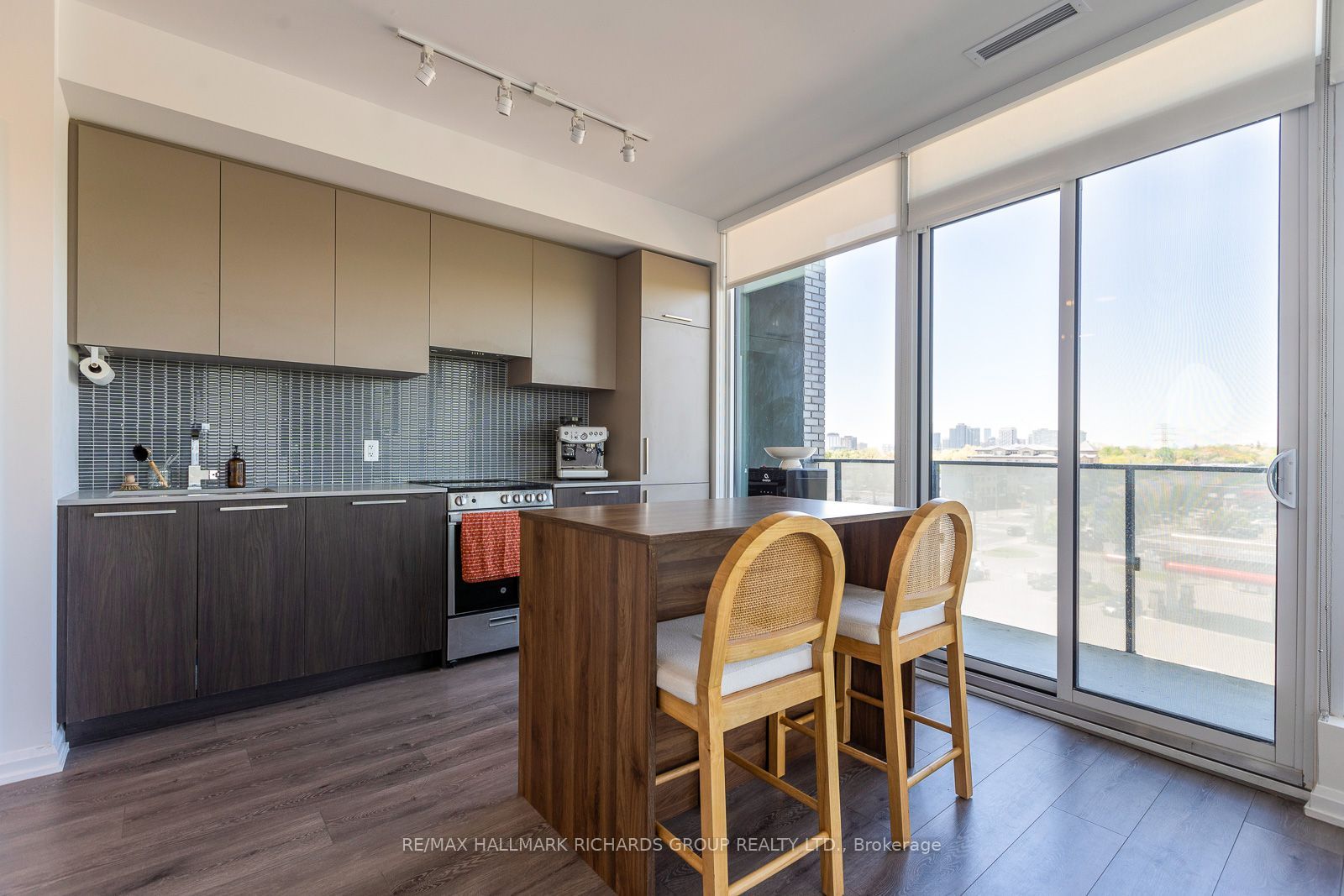 4208 Dundas Street W 517