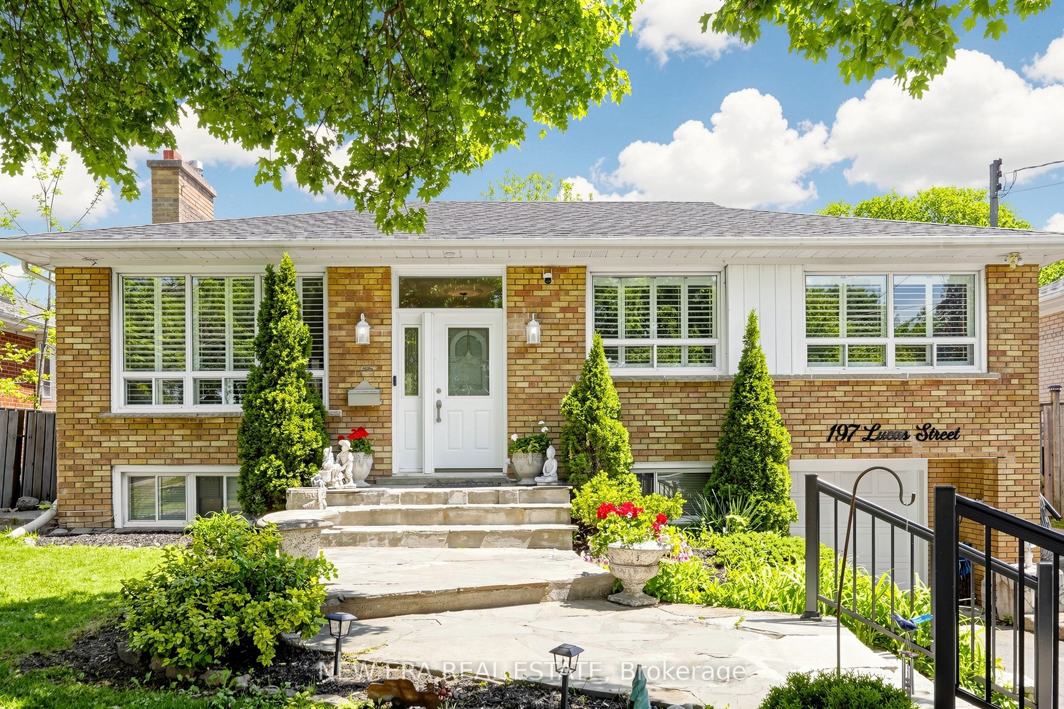 Photo 1 of 44 — 197 Lucas Street, Richmond Hill, ON L4C 4P8