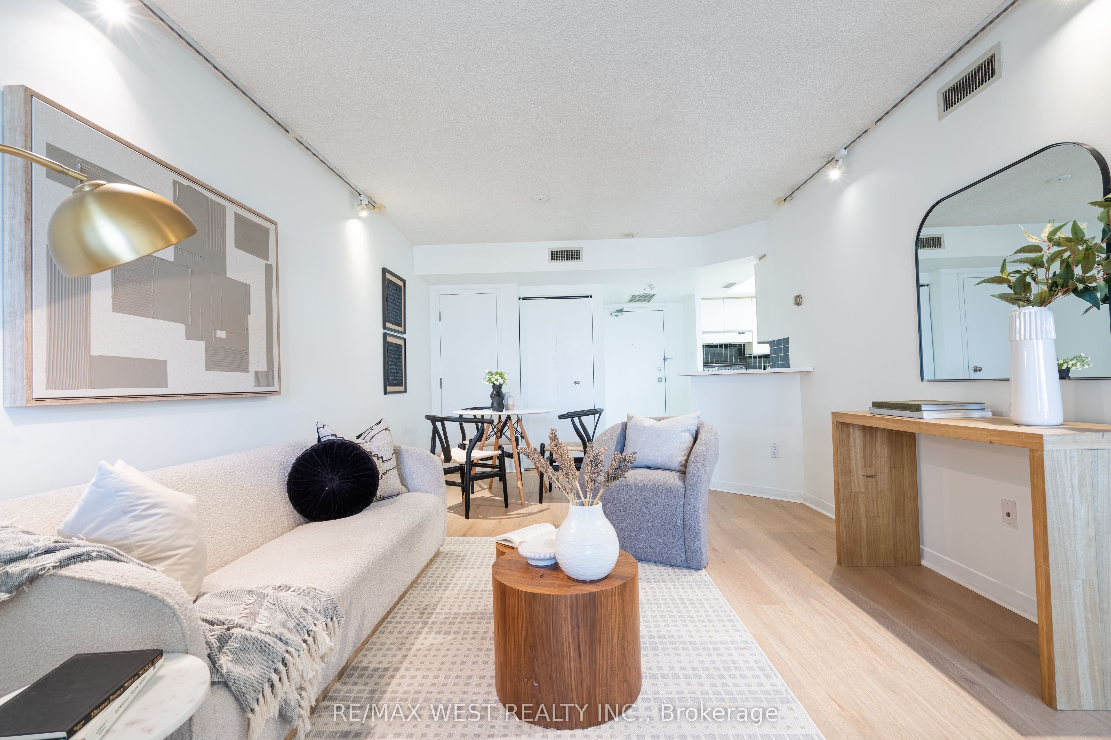 1001 Bay Street 2002