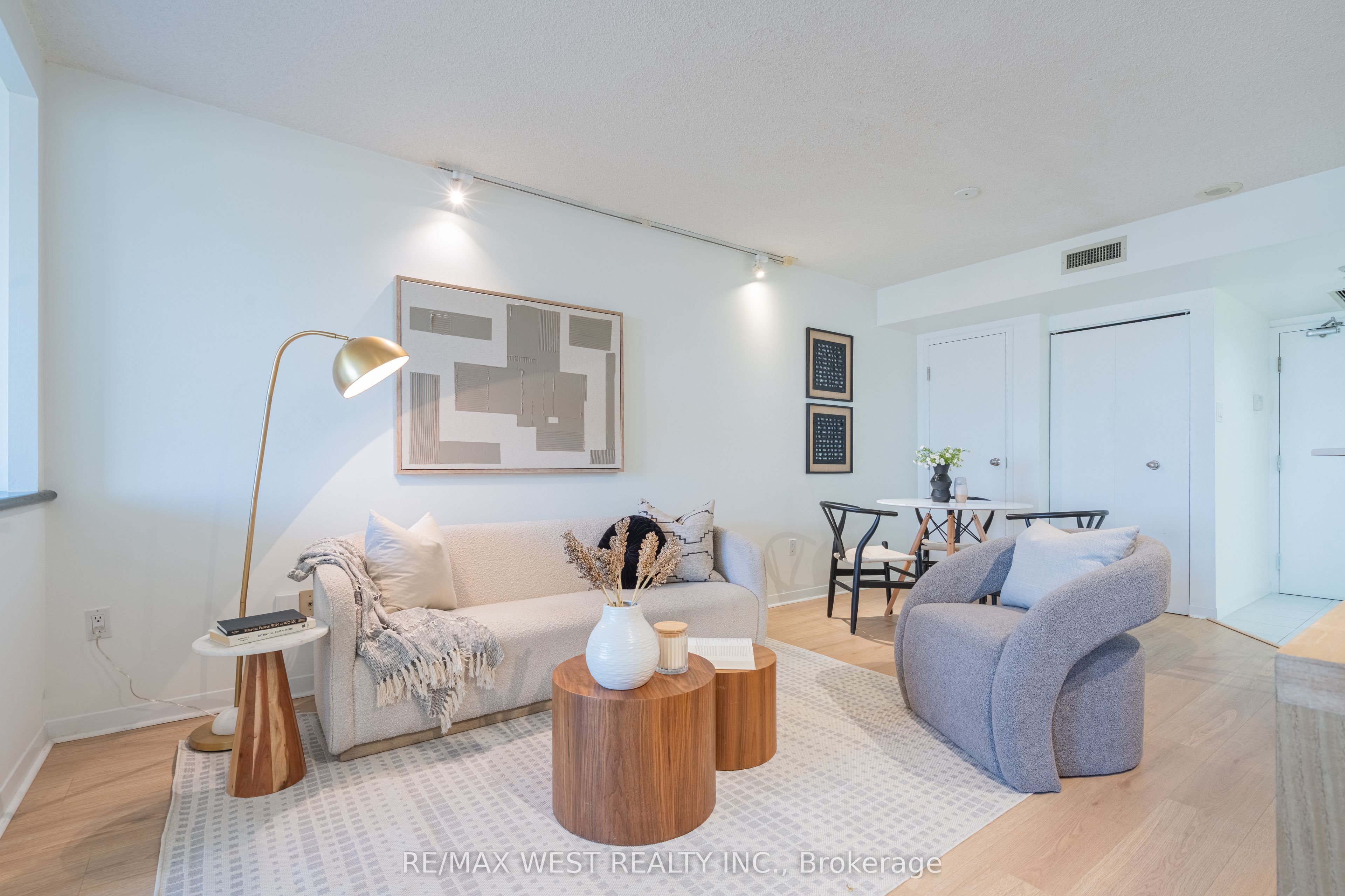 1001 Bay Street 2002