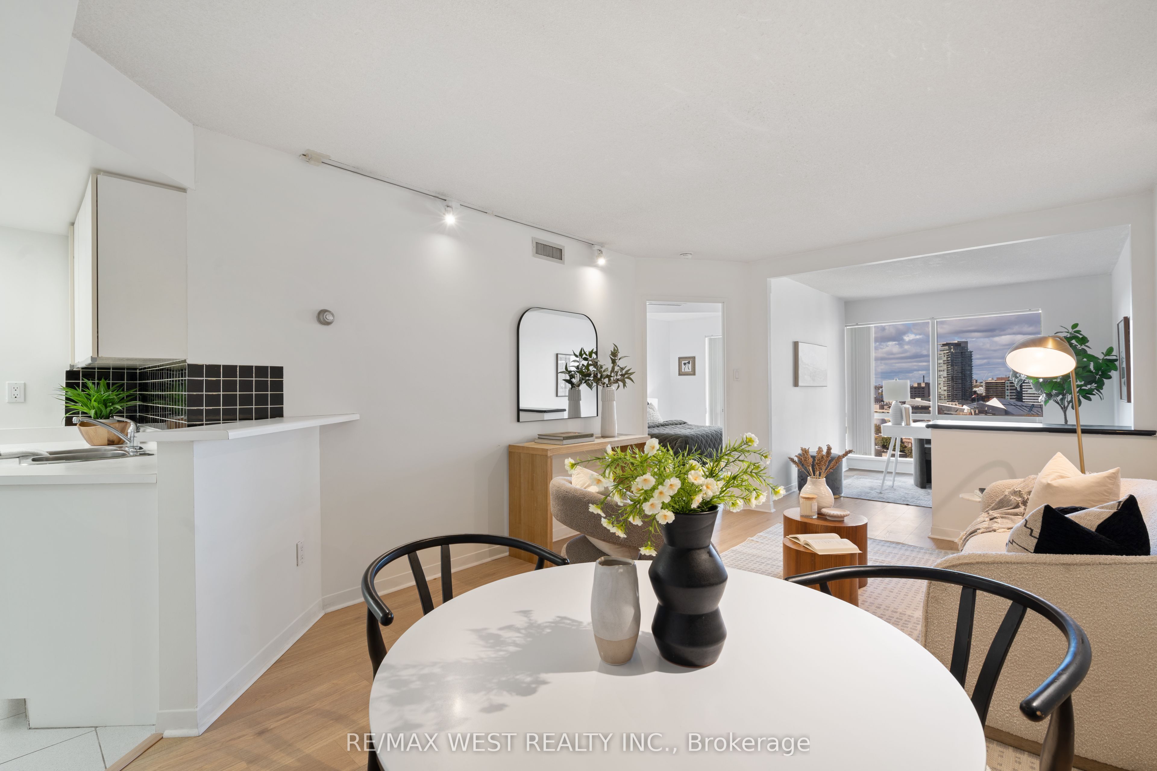 1001 Bay Street 2002