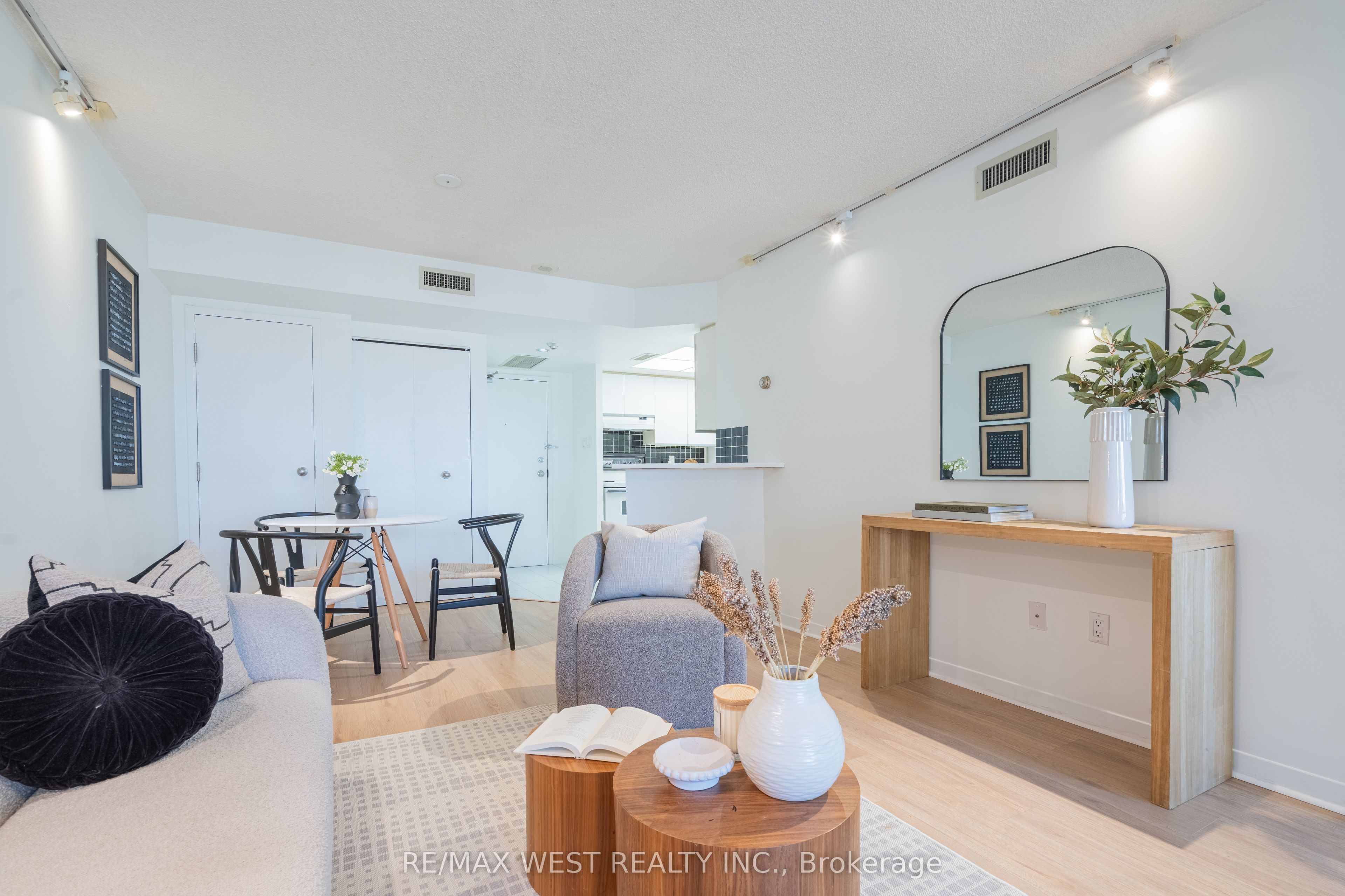 1001 Bay Street 2002