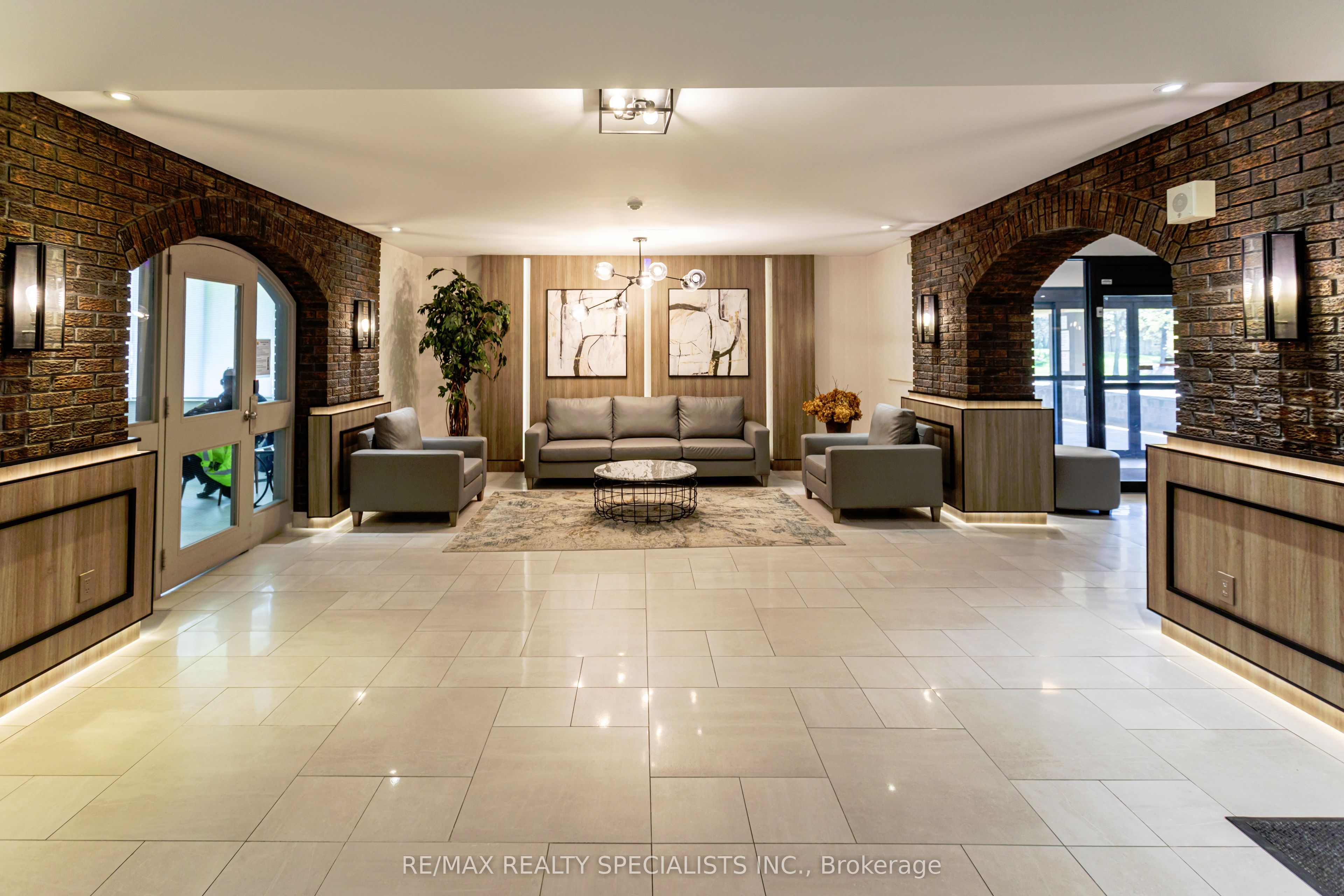 966 Inverhouse Drive 402