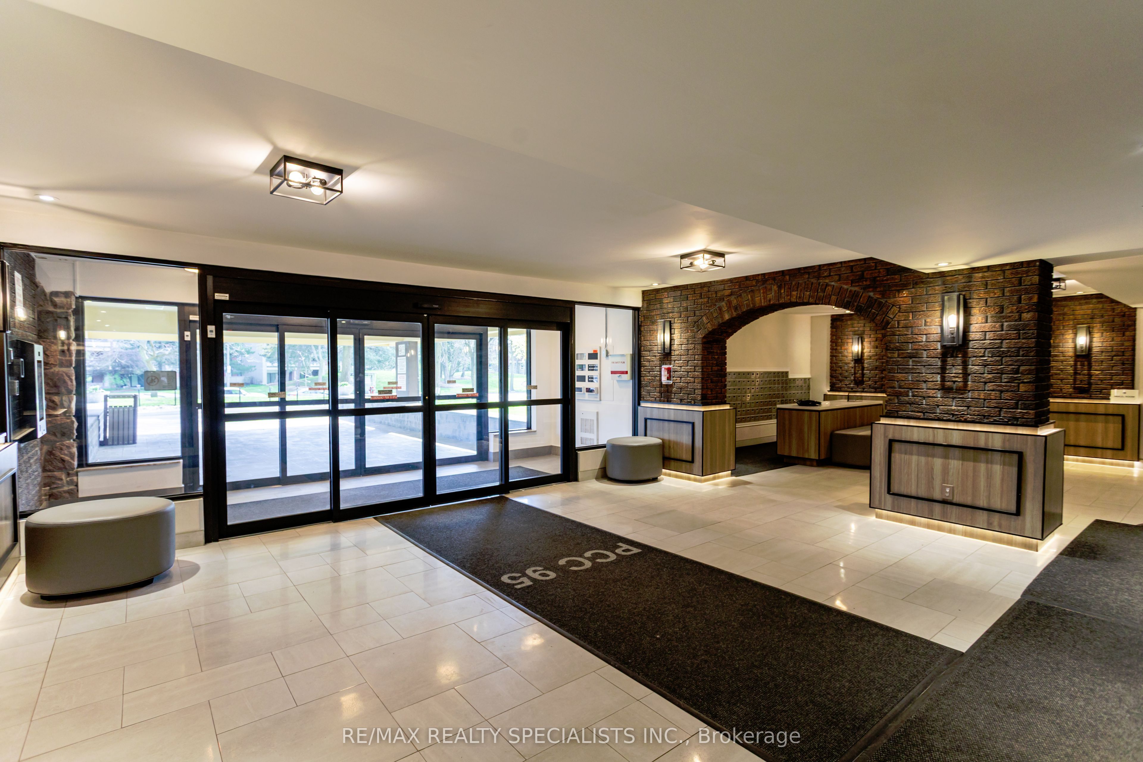 966 Inverhouse Drive 402