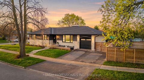 2 Tewsley Place Toronto ON M9P 1N7