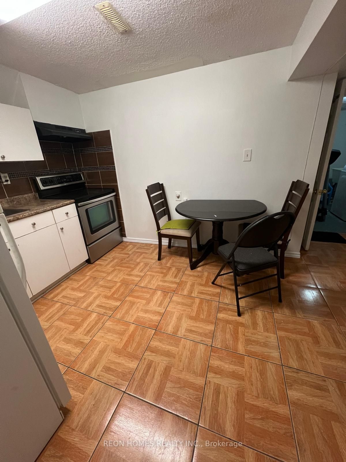 225 Woodhall Road (Bsmt)
