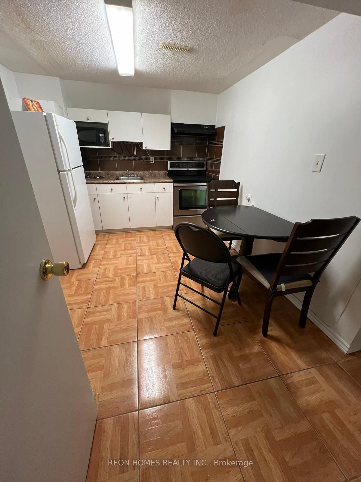 225 Woodhall Road (Bsmt)