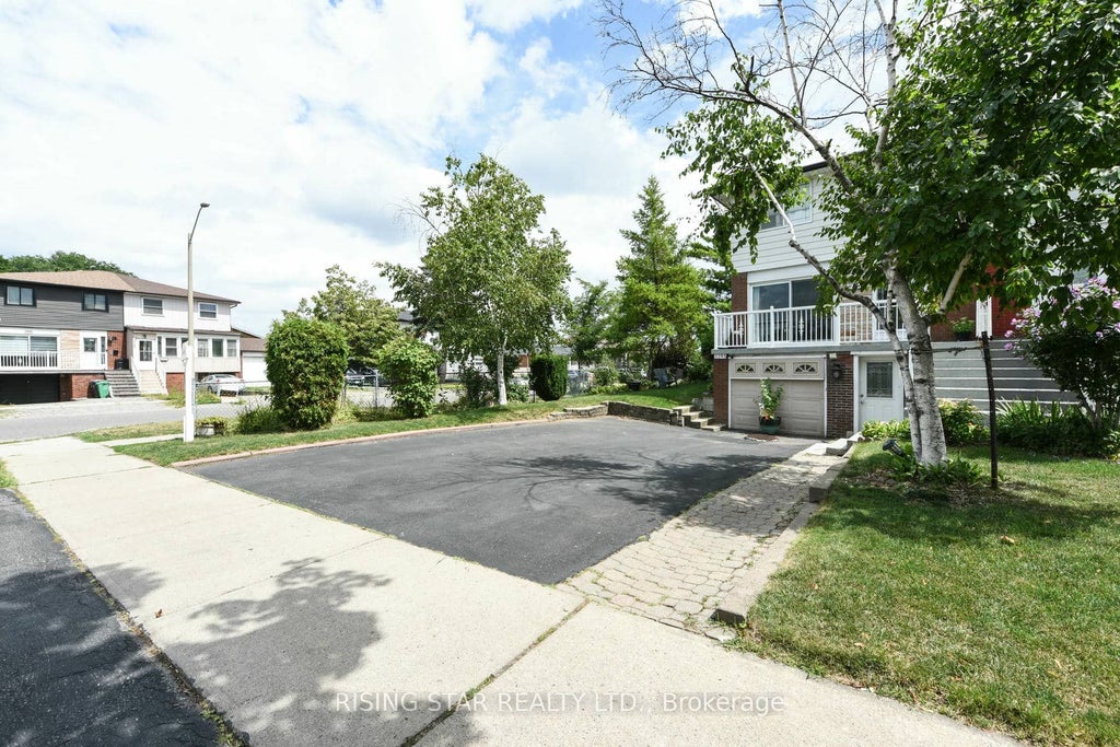 Photo of 3295 Chipley Crescent, Mississauga, ON L4T 2E3 (MLS # W13652694)