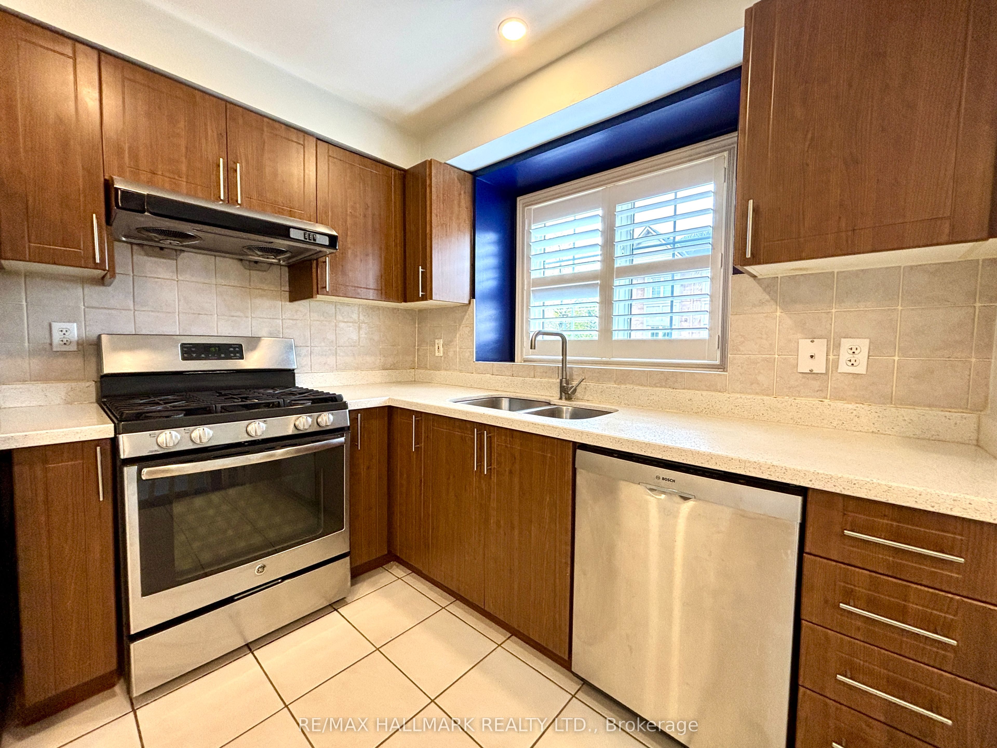 1128 Dundas Street W 4