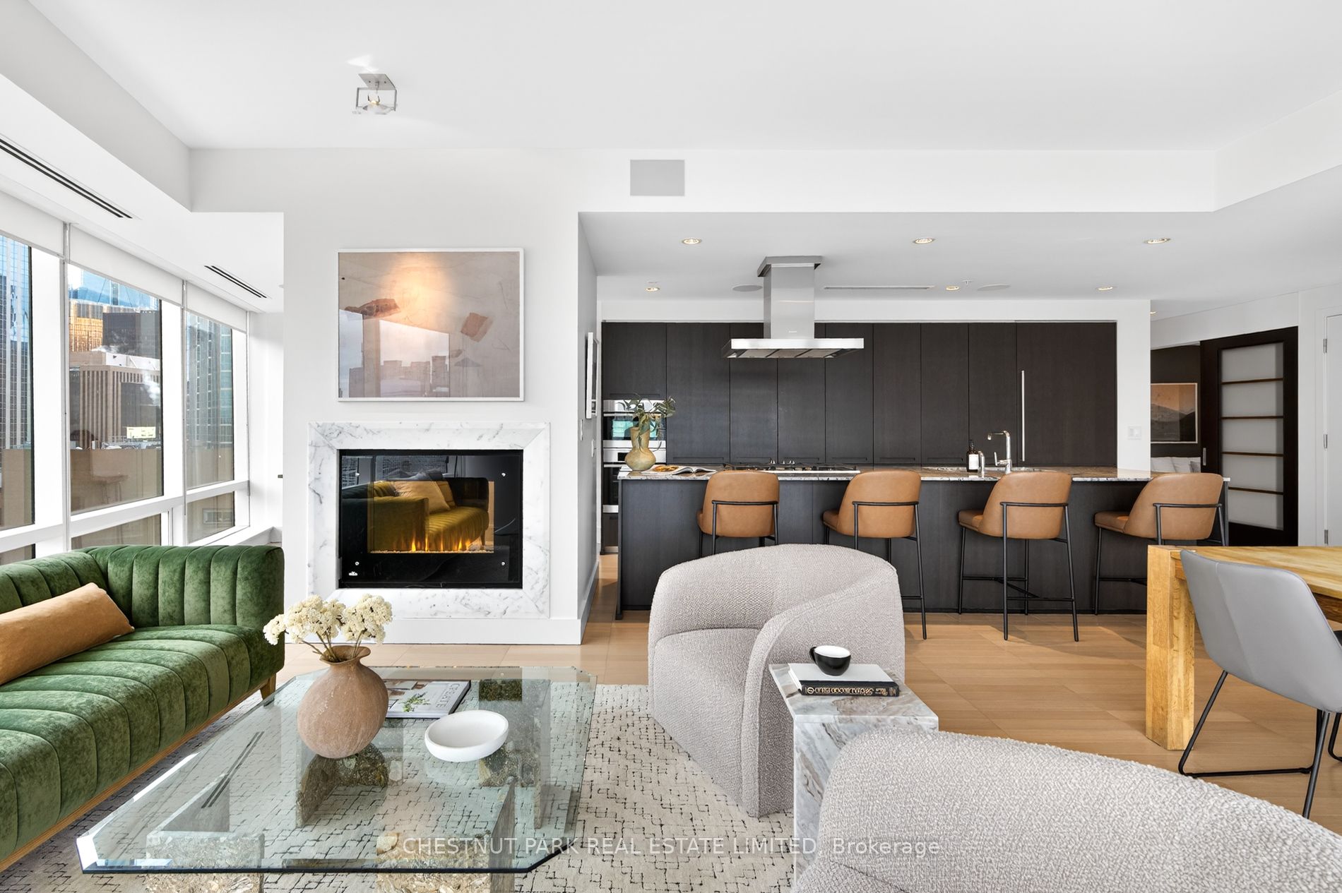 180 University Avenue 2806