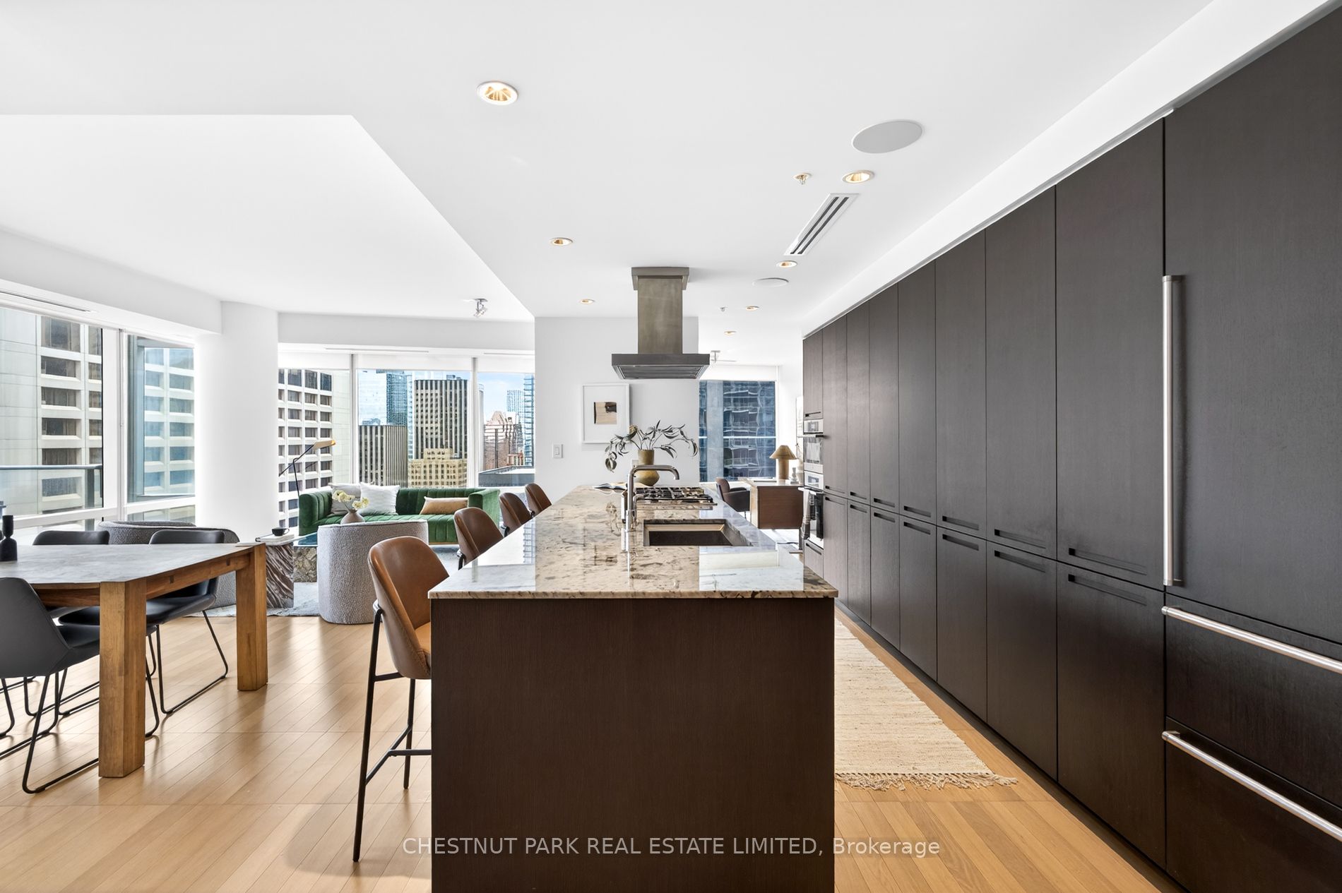 180 University Avenue 2806