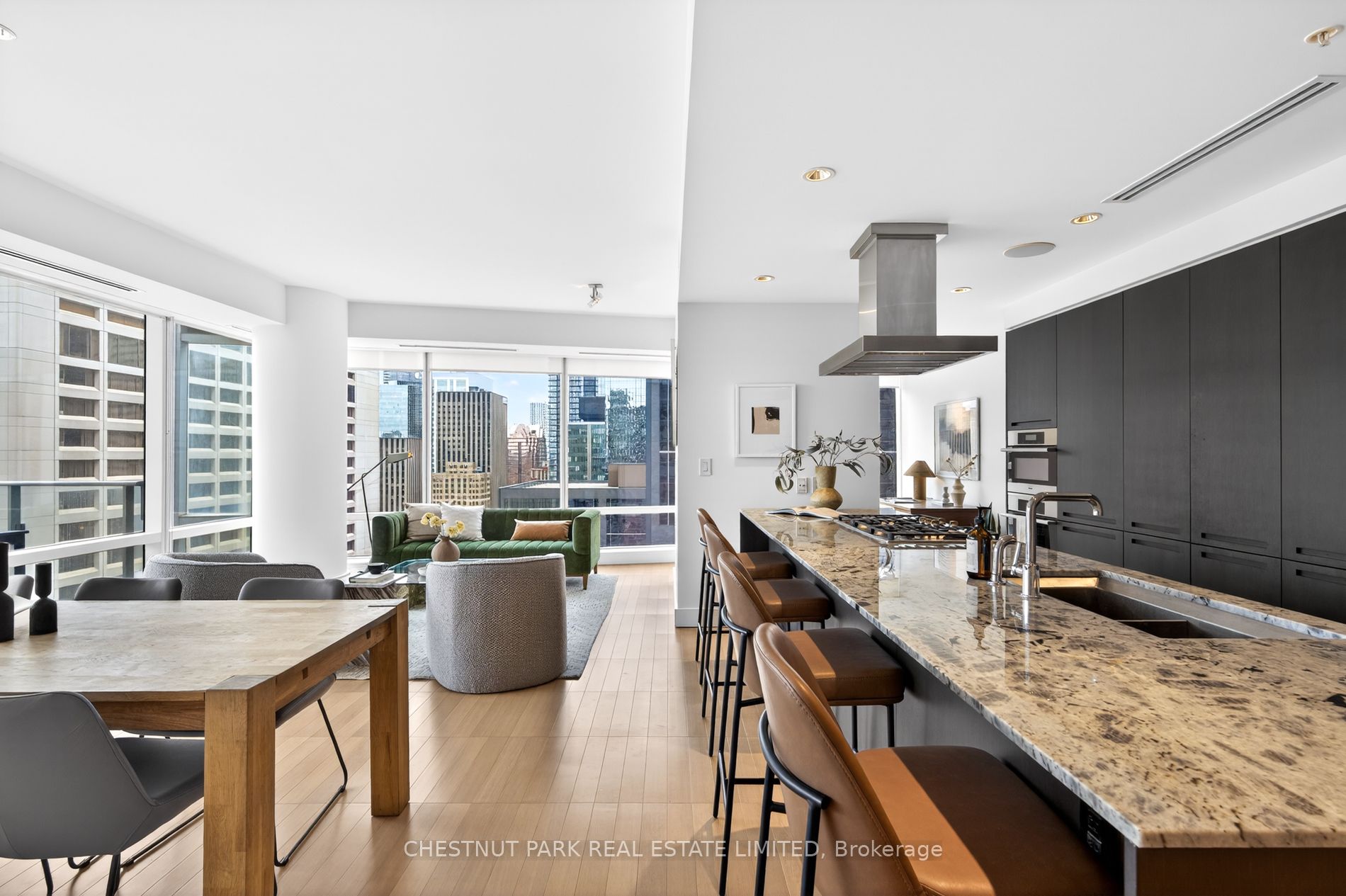 180 University Avenue 2806