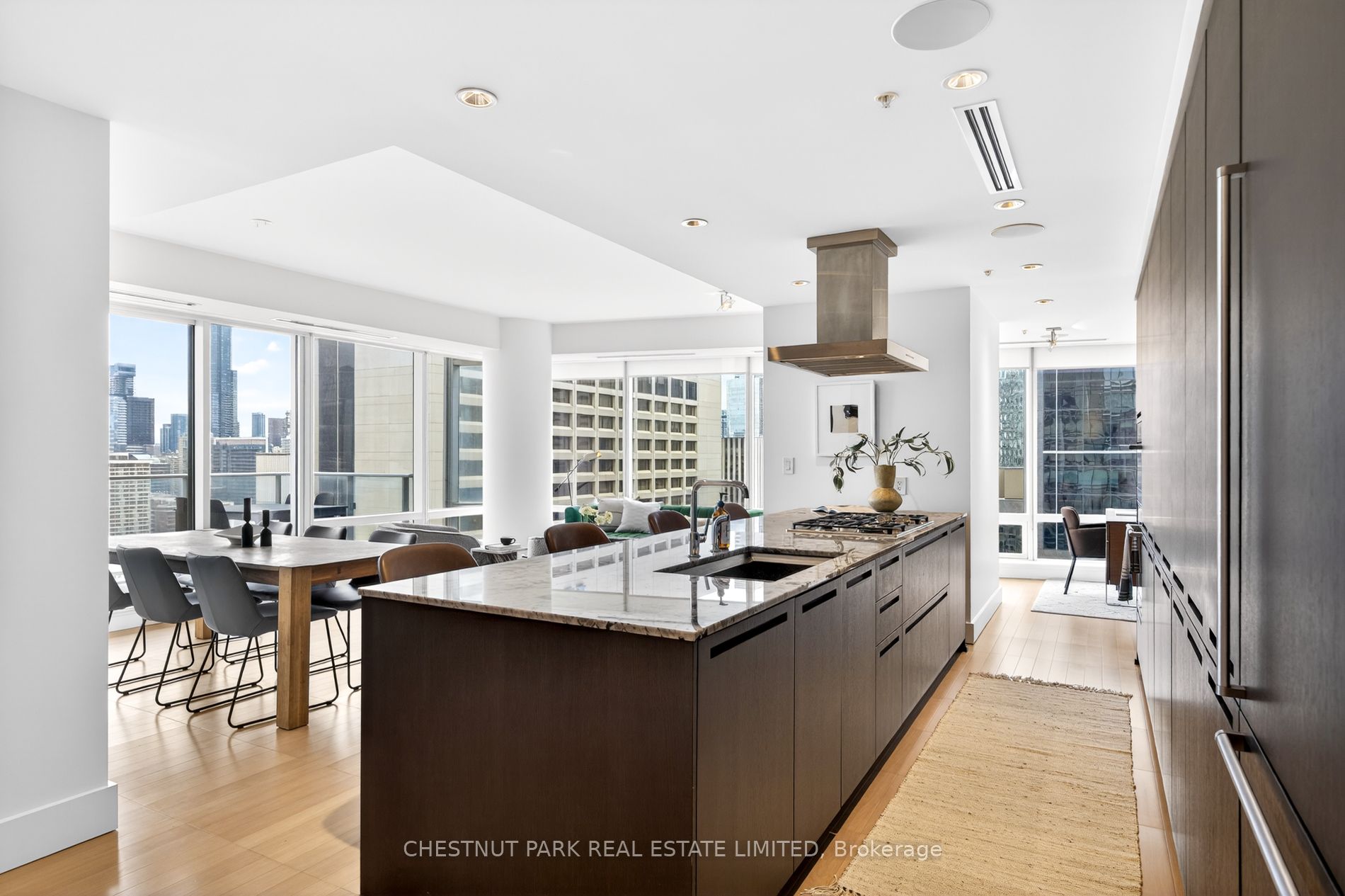 180 University Avenue 2806