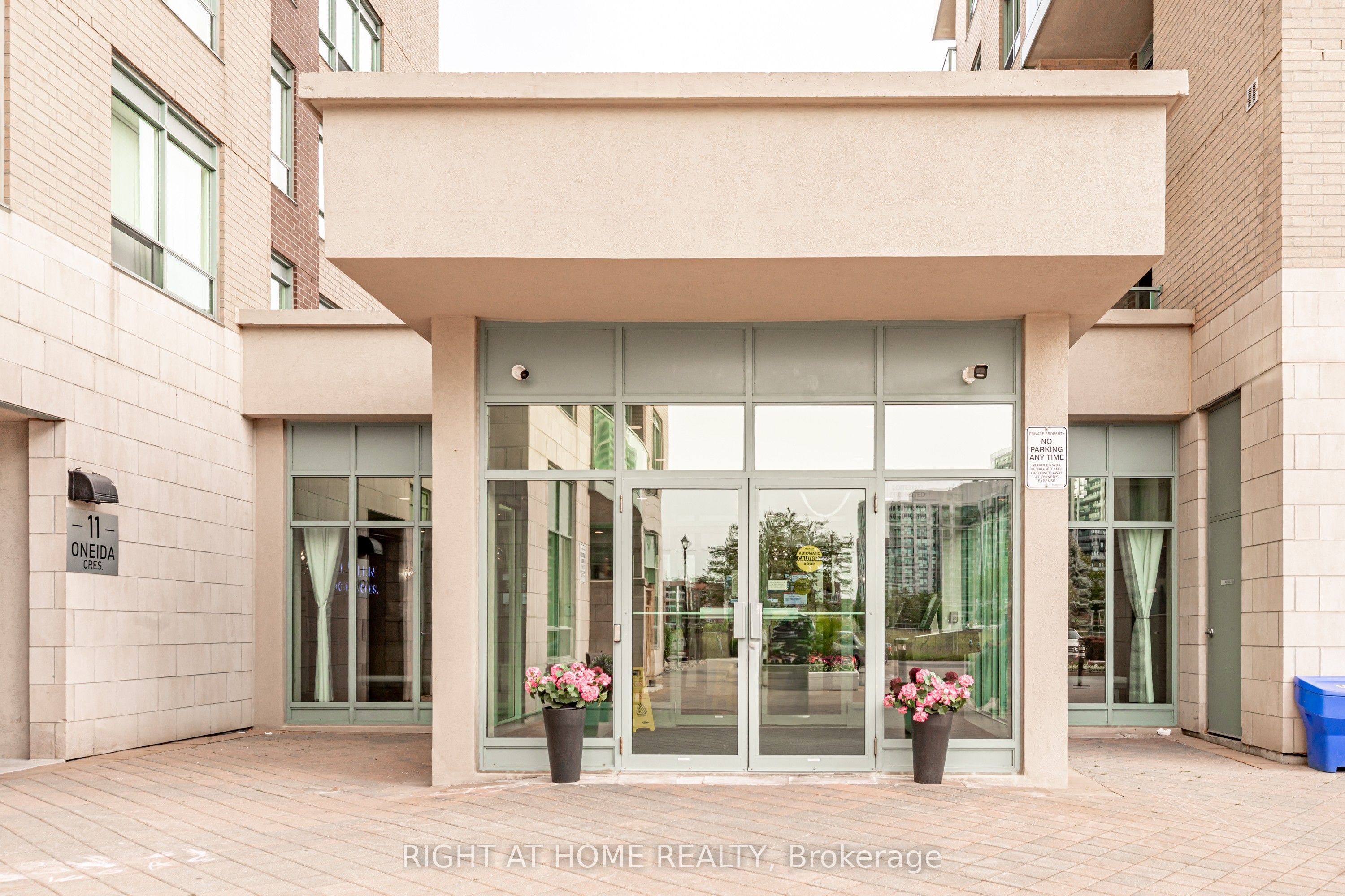 23 Oneida Crescent 1010