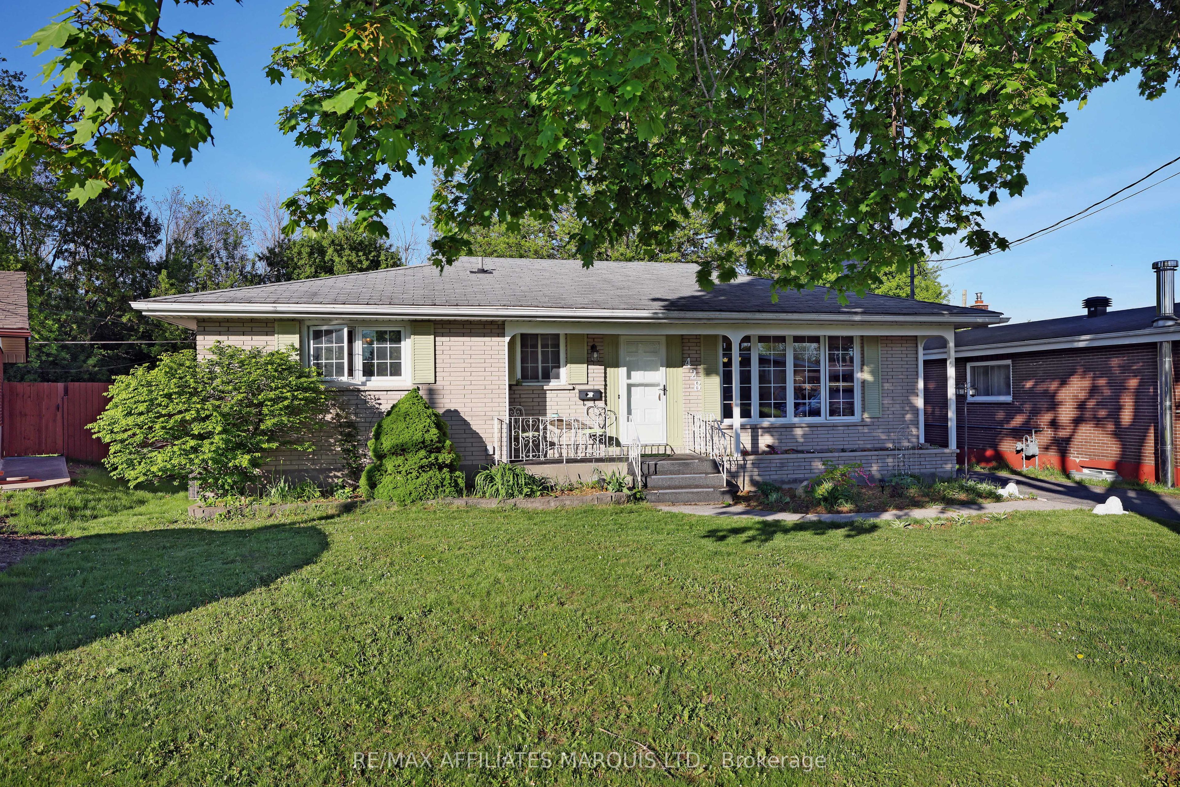 Photo 1 of 31 — 428 Bellevue Crescent, Cornwall, ON K6H 5M9