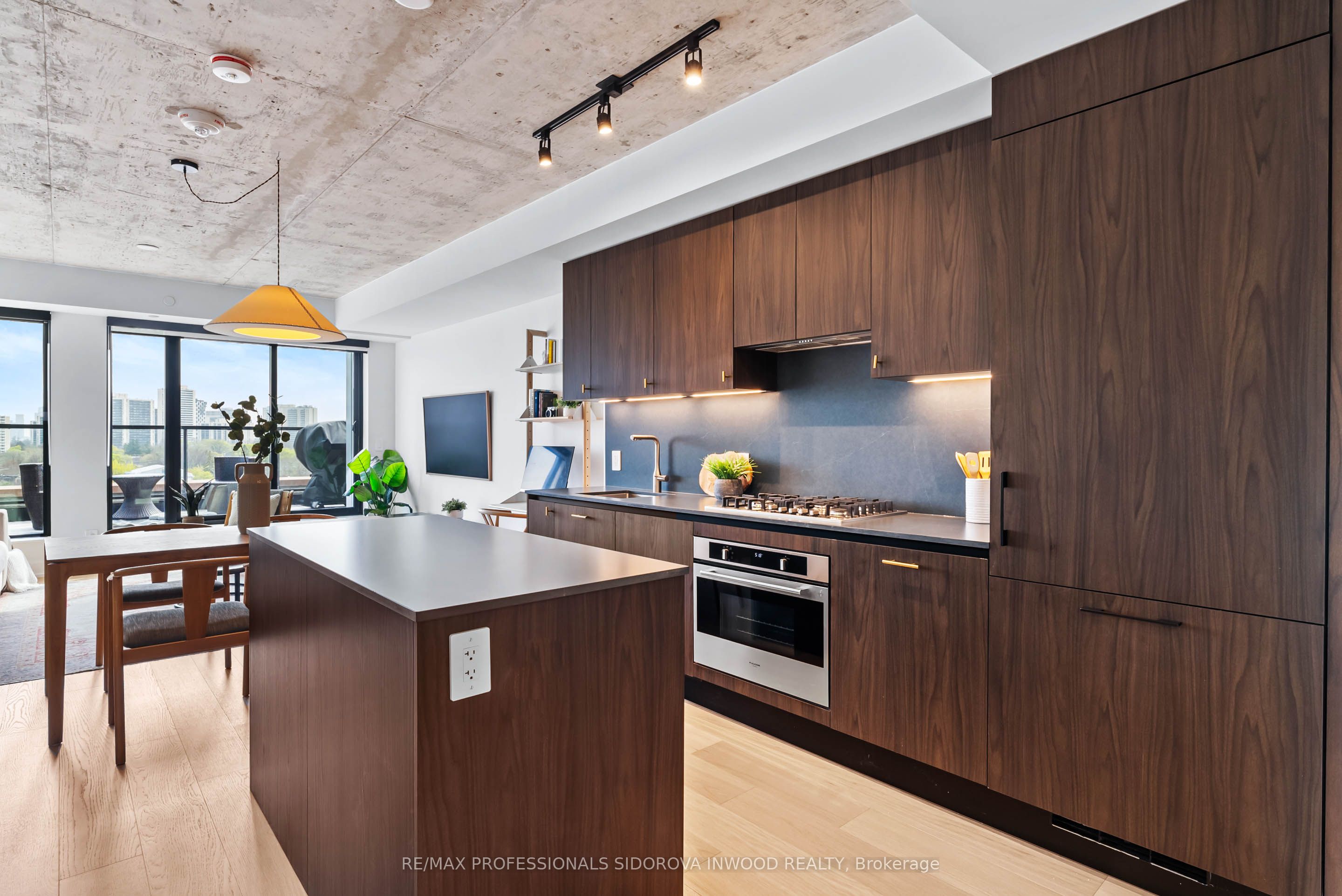 2720 Dundas Street W 606