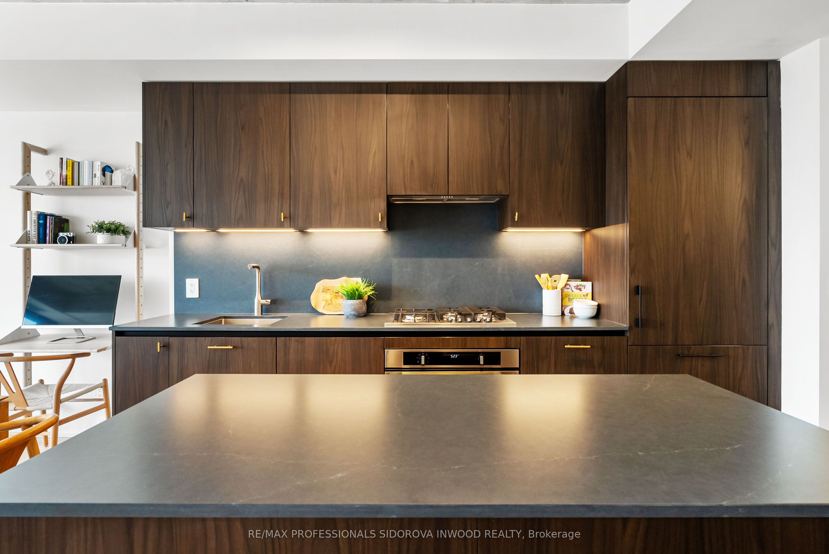 2720 Dundas Street W 606